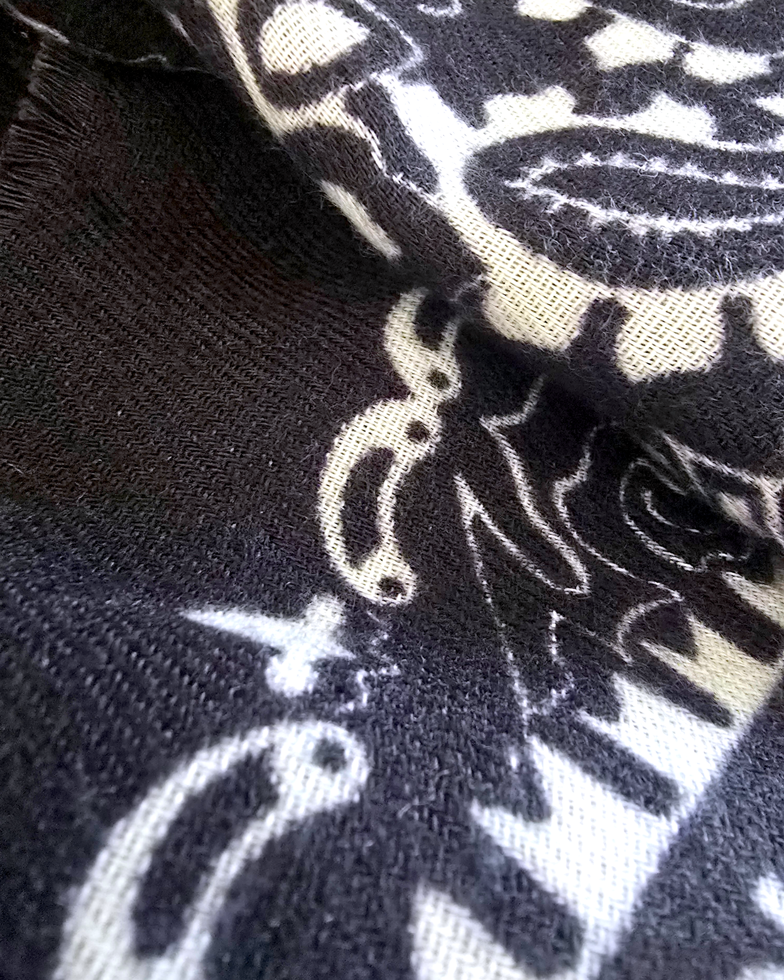 Écharpe noire à imprimé bandana