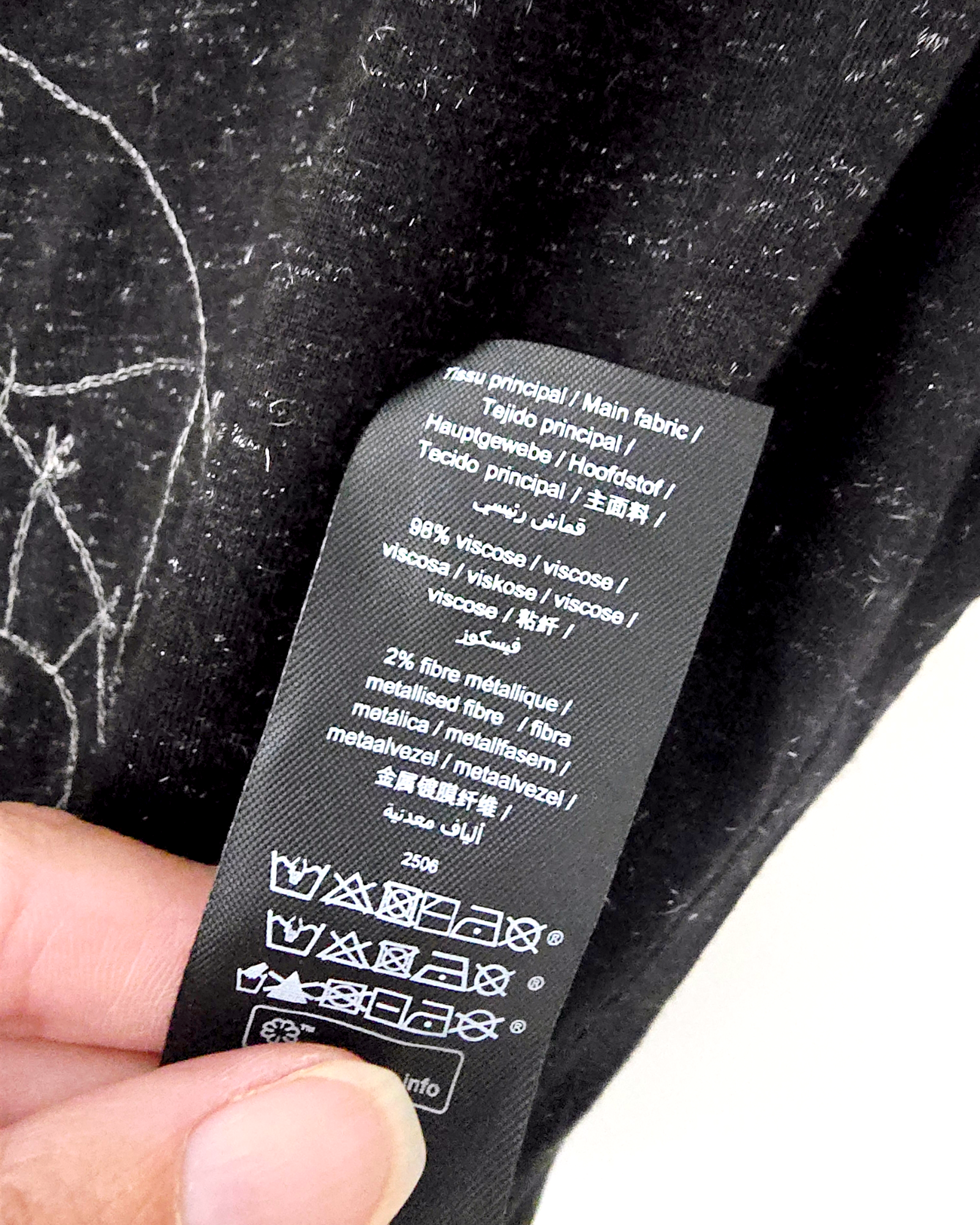 T-shirt noir avec fils métallisés dorés