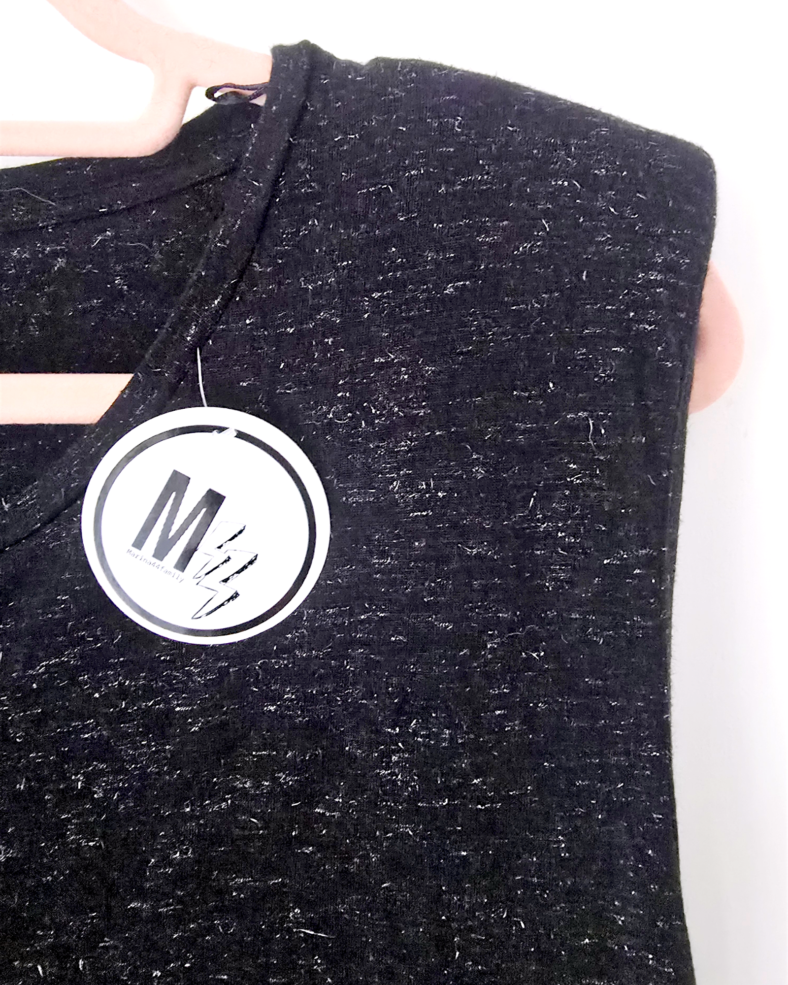 T-shirt noir avec fils métallisés dorés