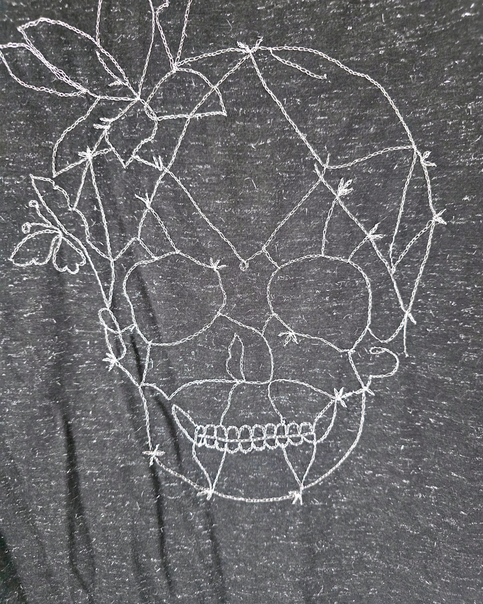 T-shirt noir avec fils métallisés dorés