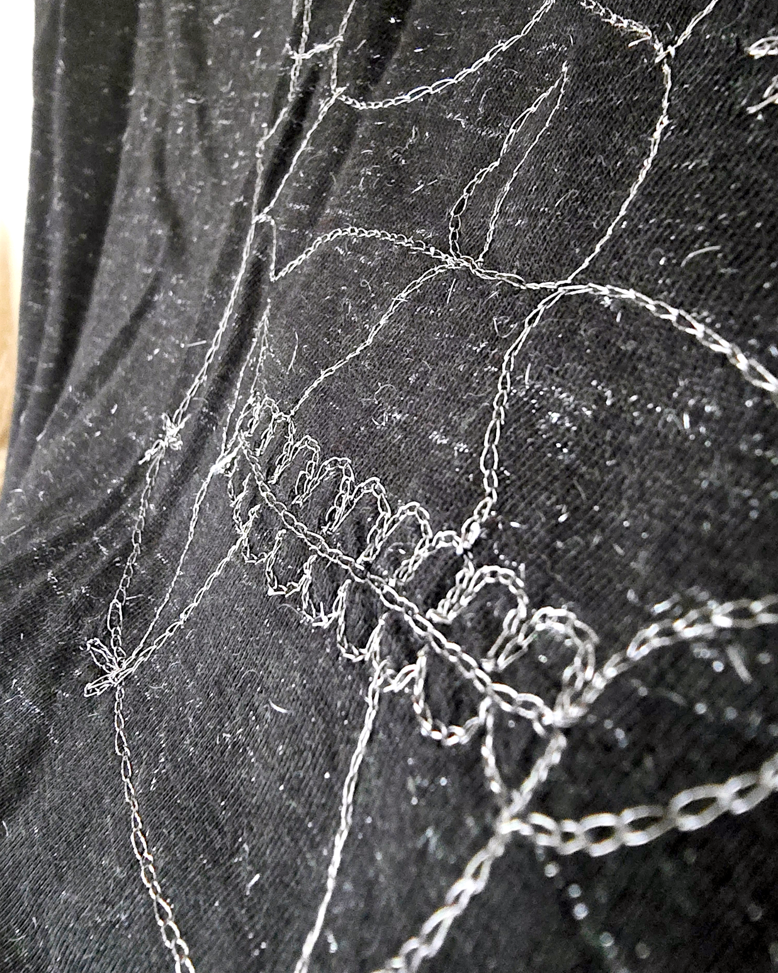 T-shirt noir avec fils métallisés dorés