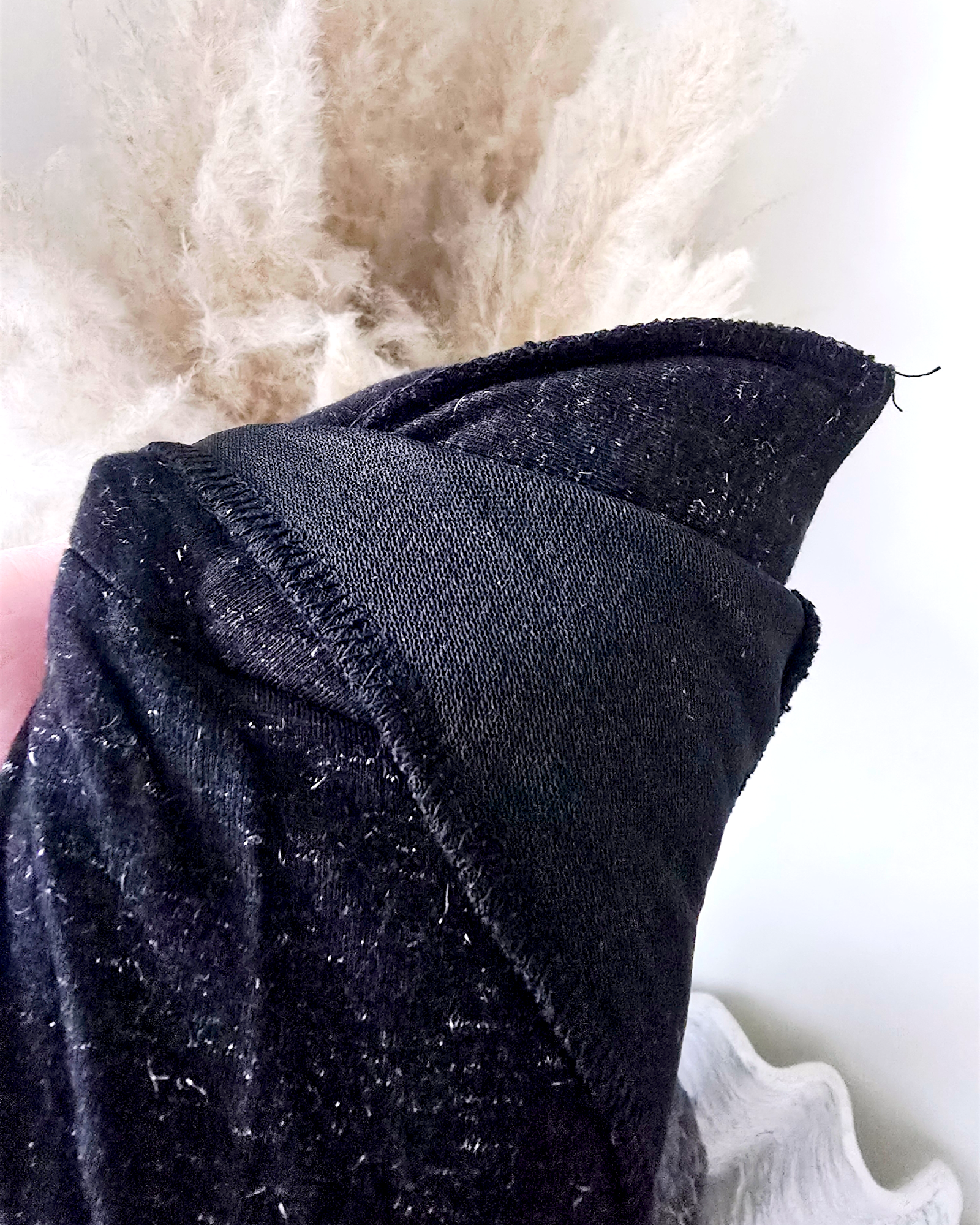 T-shirt noir avec fils métallisés dorés