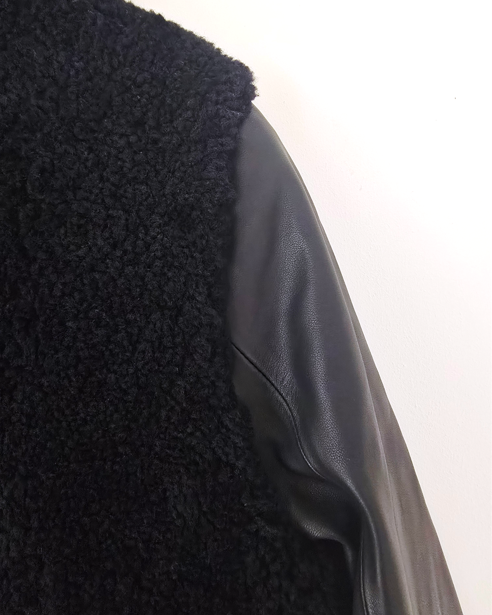 Manteau teddy noir manches cuir et peau retournée