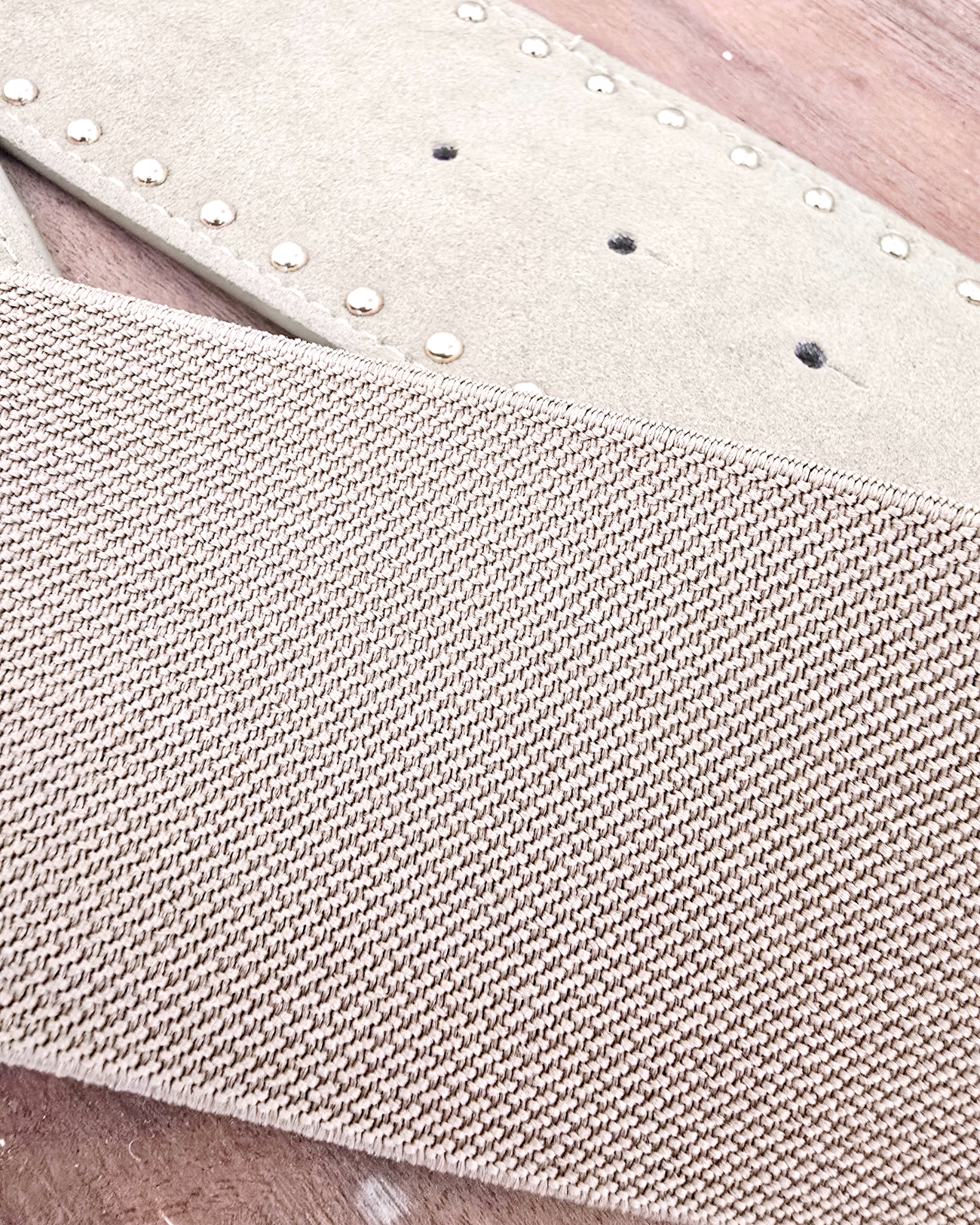 Ceinture élastique beige à boucle dorée