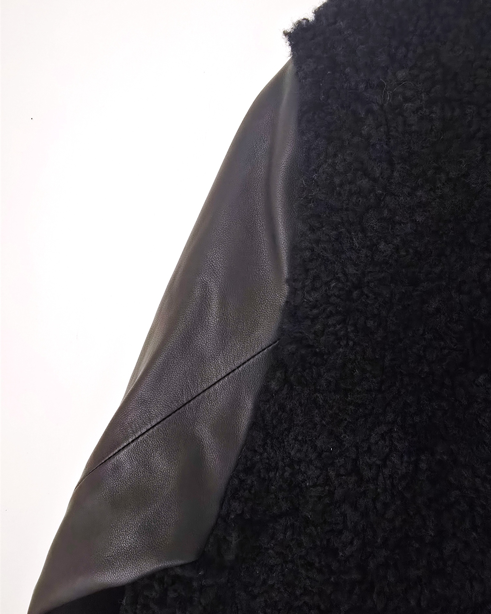 Manteau teddy noir manches cuir et peau retournée