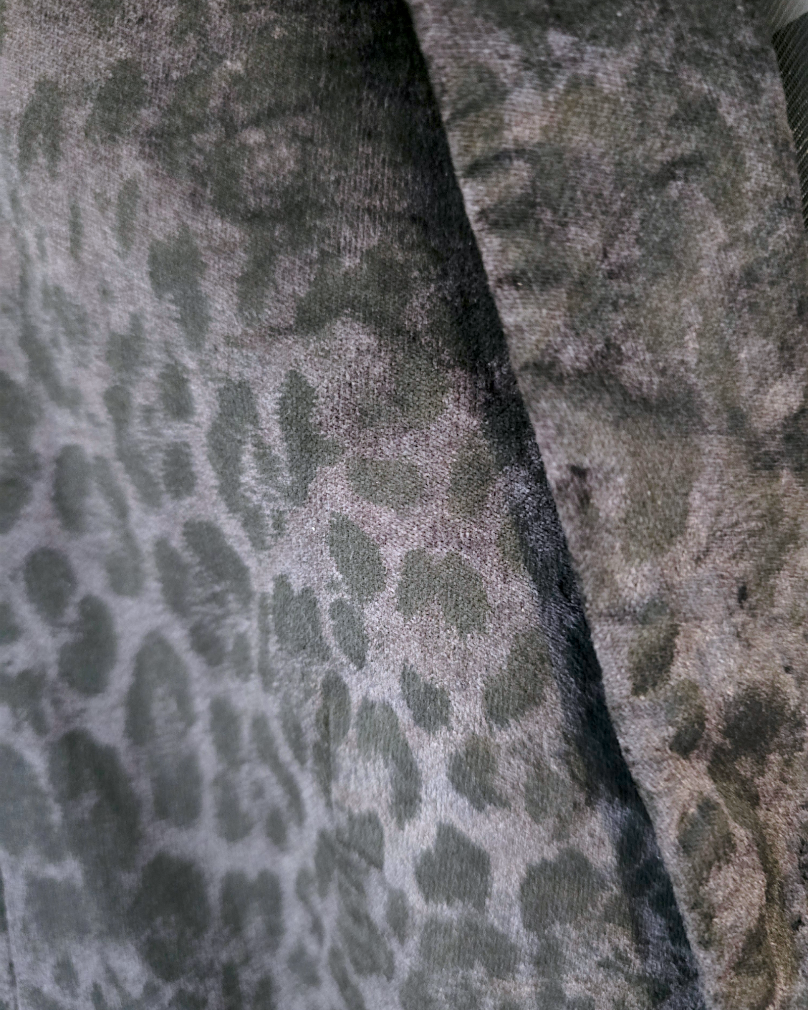 Veste velours ras à imprimé léopard