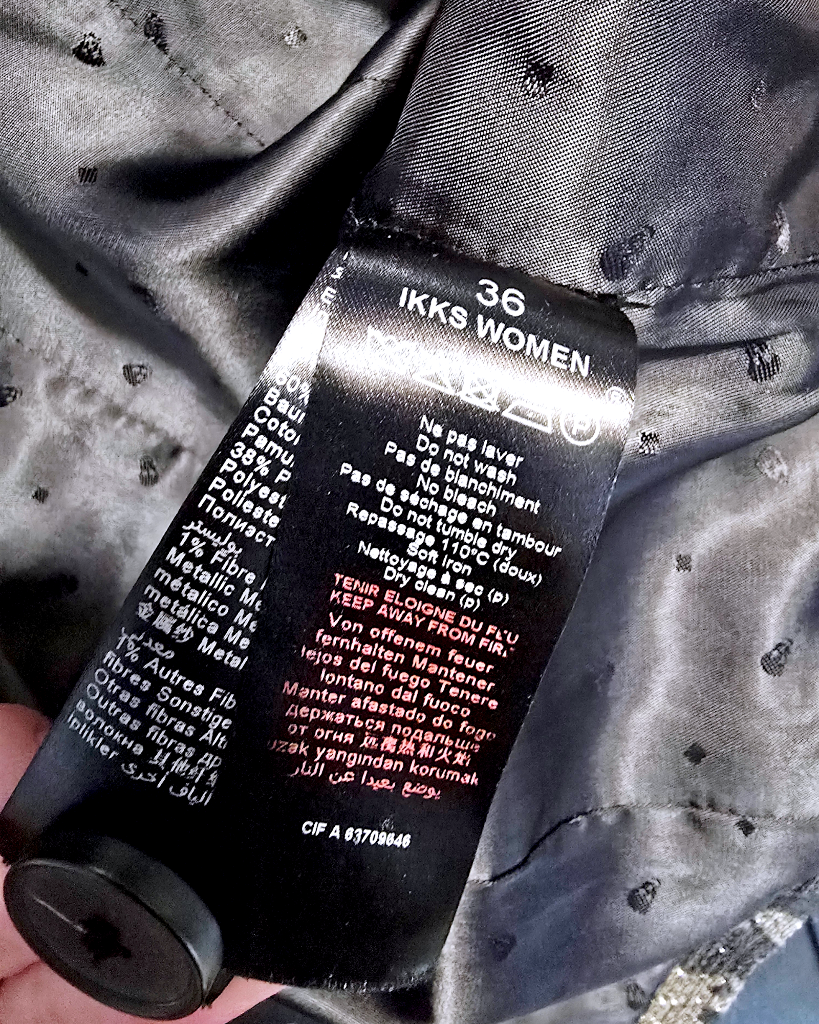 Veste cintrée camouflage à fibres métallisées dorées