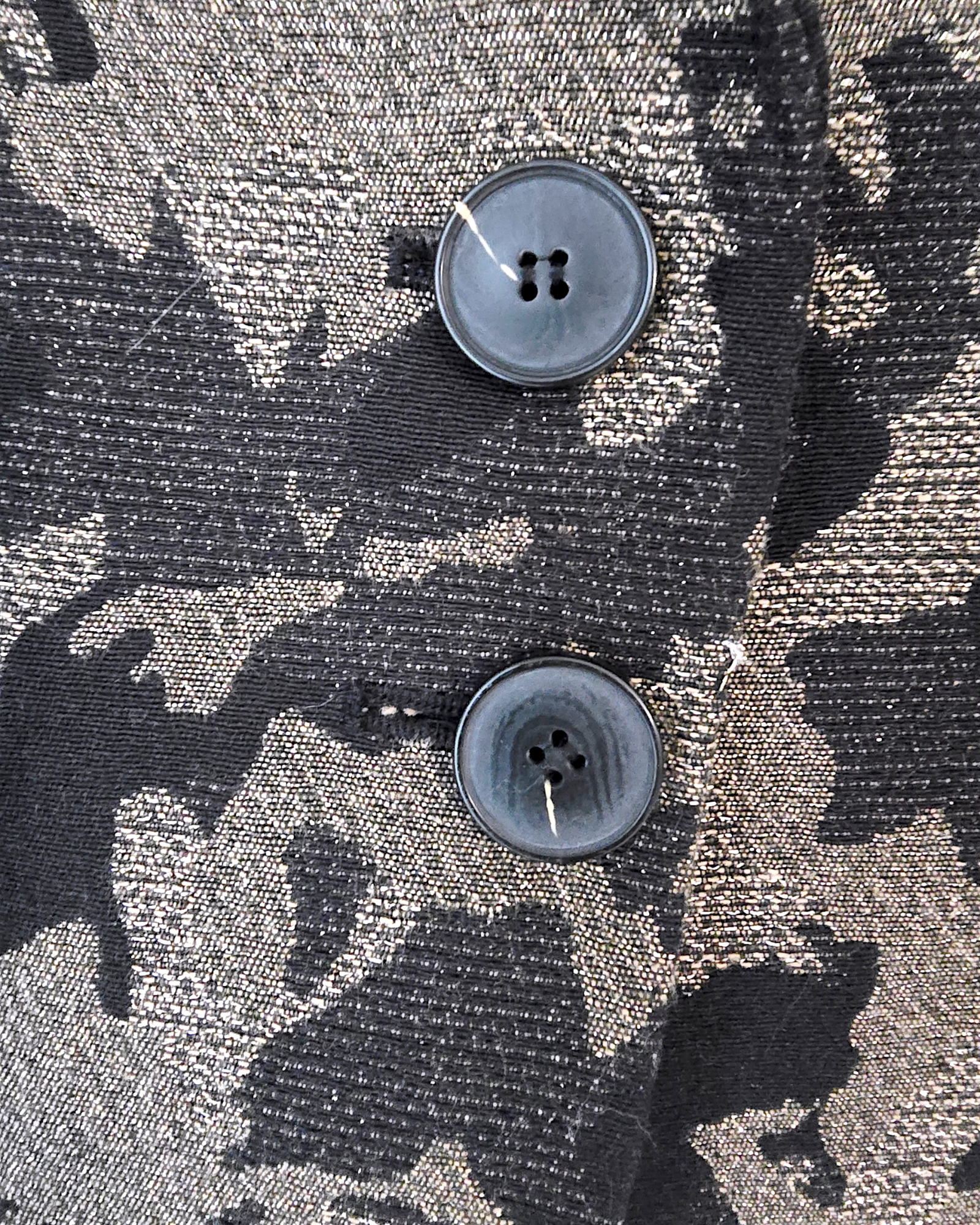 Veste cintrée camouflage à fibres métallisées dorées