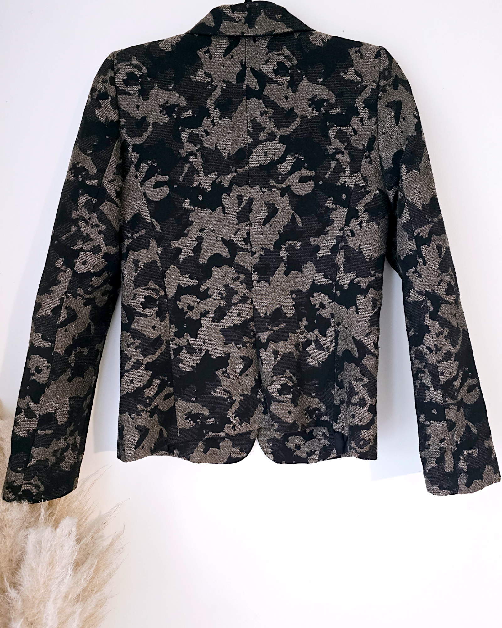 Veste cintrée camouflage à fibres métallisées dorées