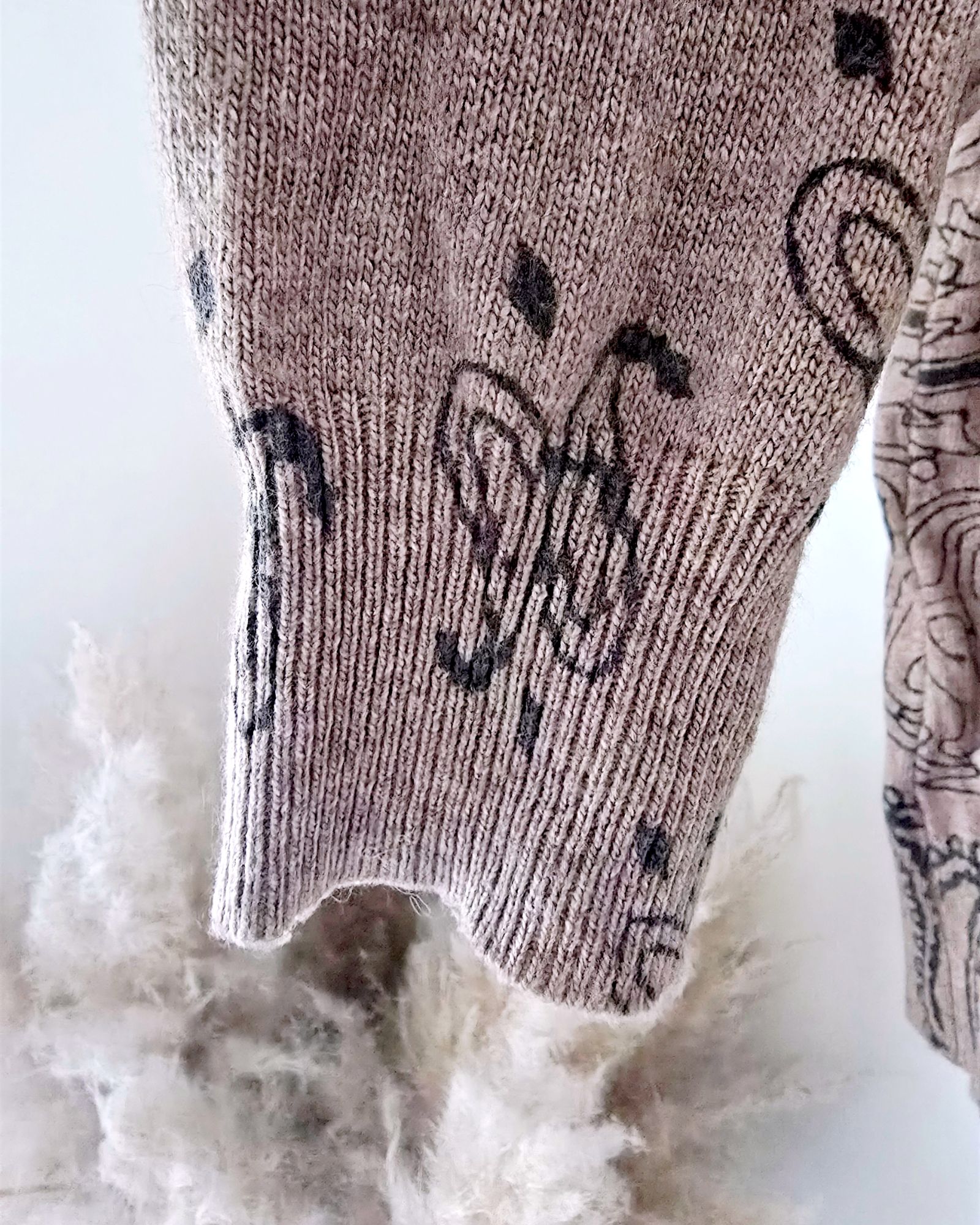 Pull beige à imprimé bandana marron