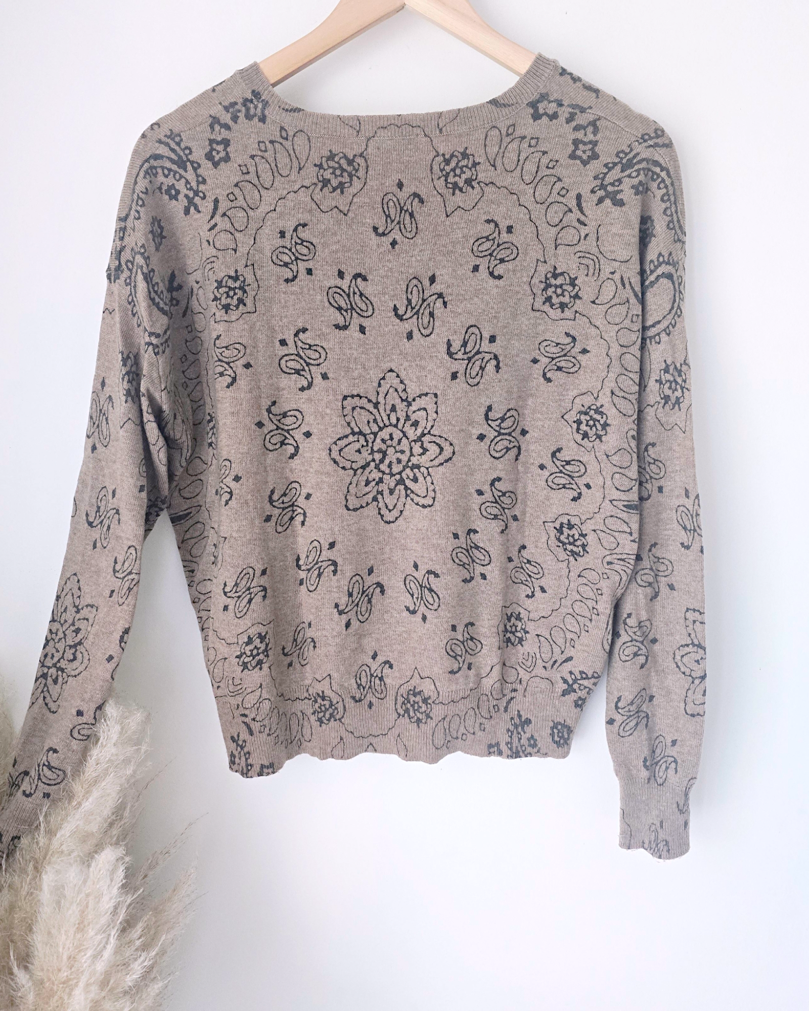 Pull beige à imprimé bandana marron