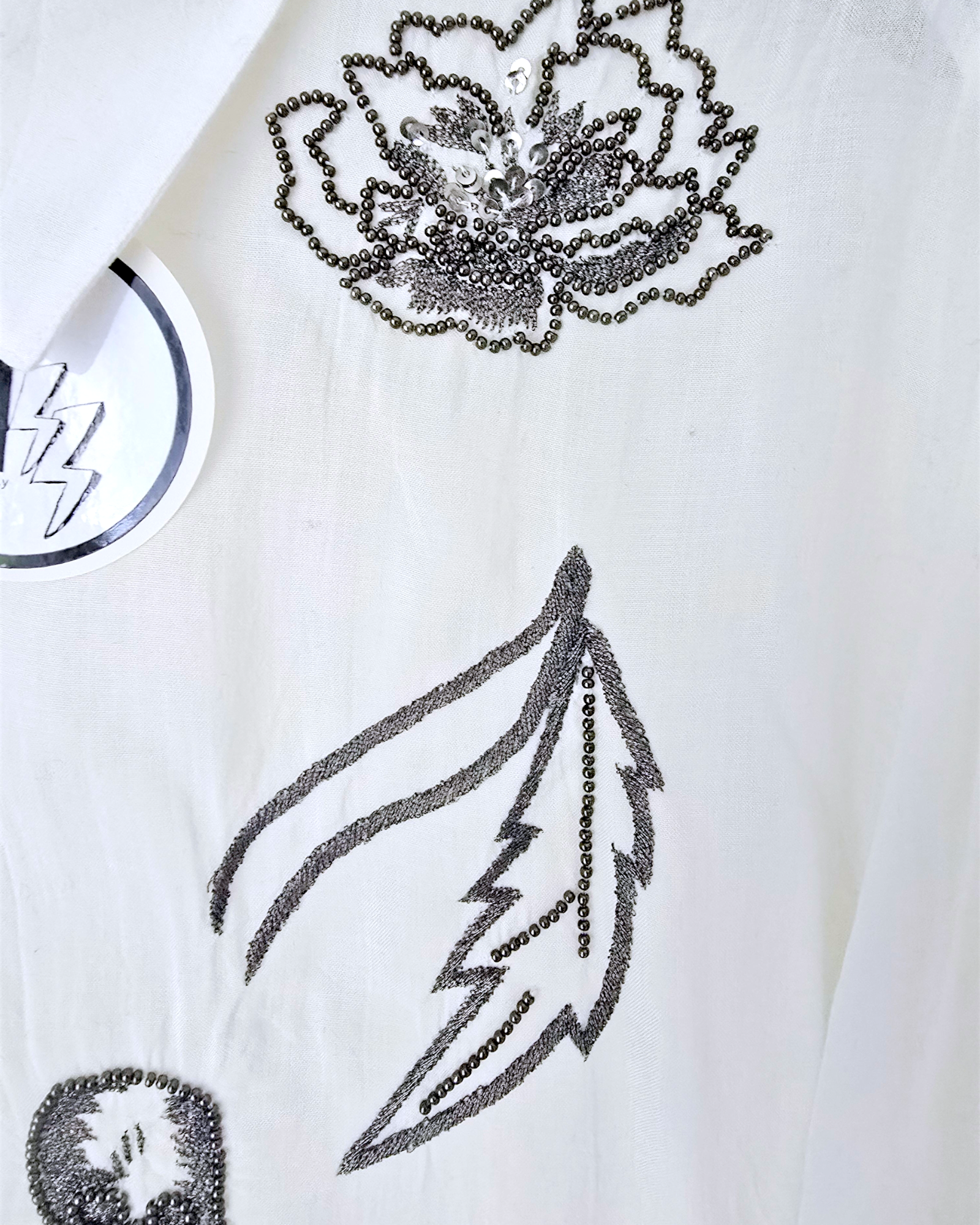 Chemise blanche à perles bijoux