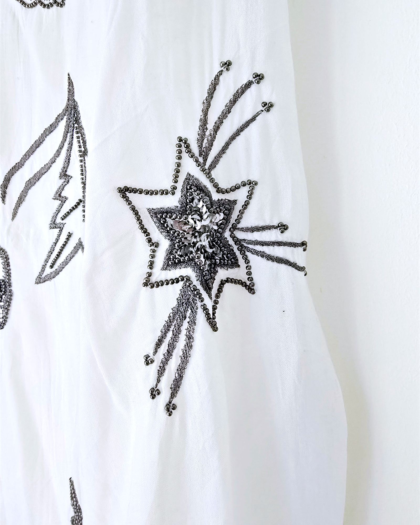 Chemise blanche à perles bijoux
