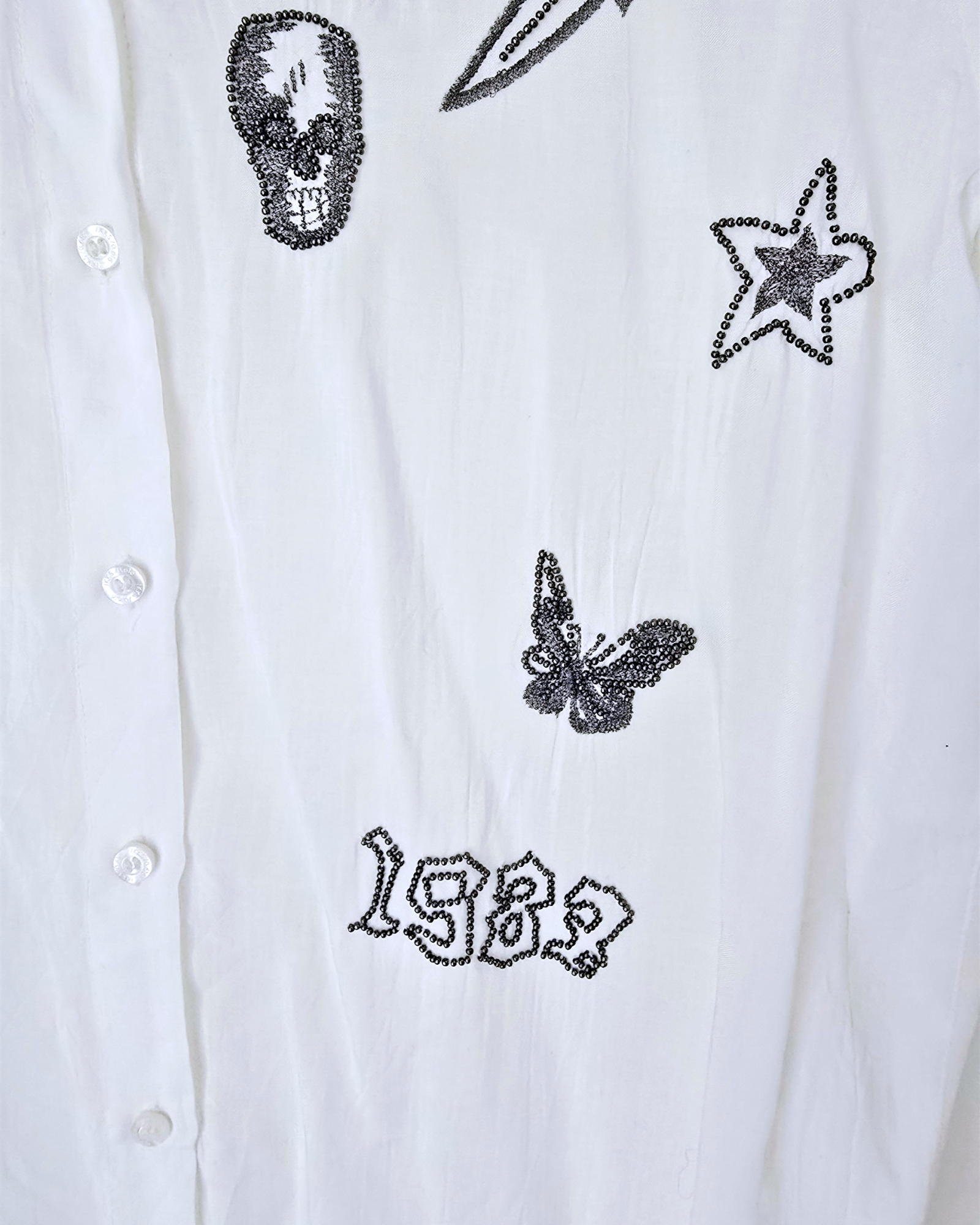 Chemise blanche à perles bijoux