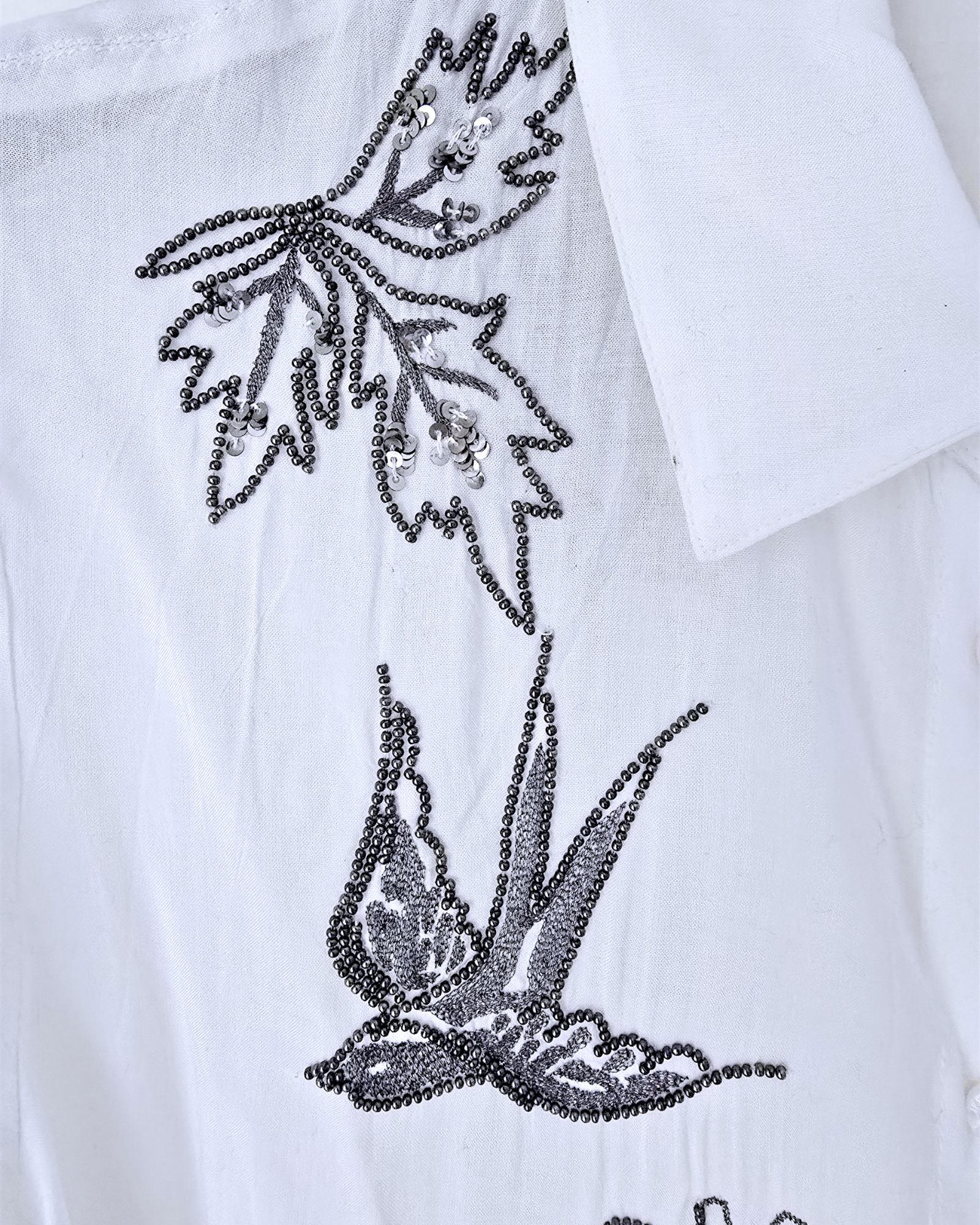 Chemise blanche à perles bijoux