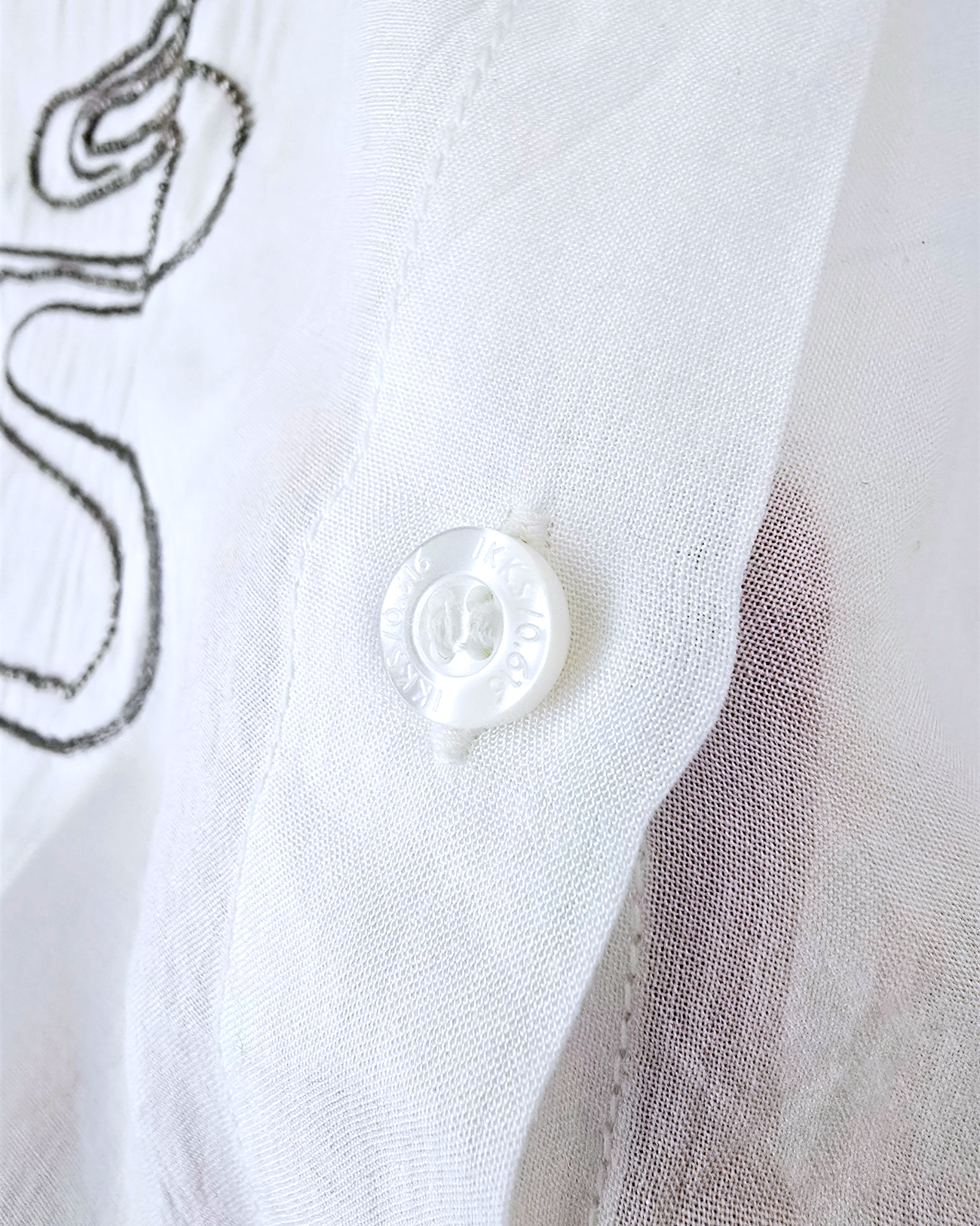 Chemise blanche à perles bijoux
