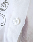 Chemise blanche à perles bijoux