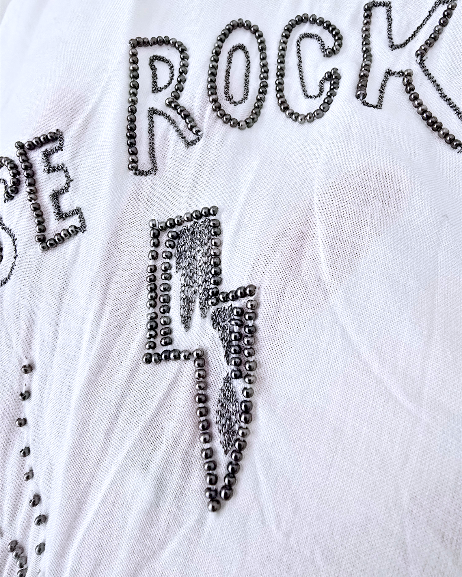 Chemise blanche à perles bijoux