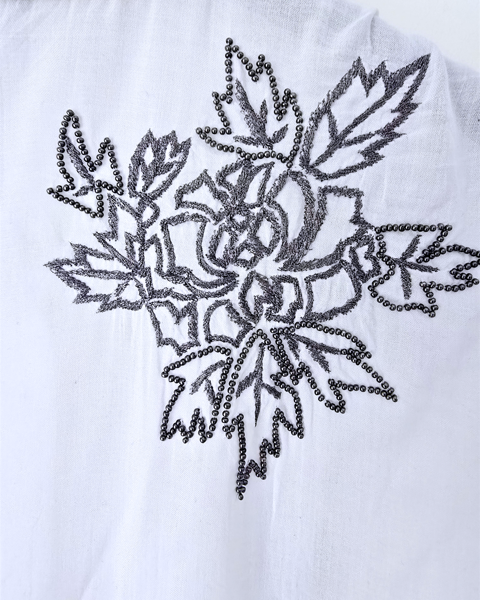 Chemise blanche à perles bijoux