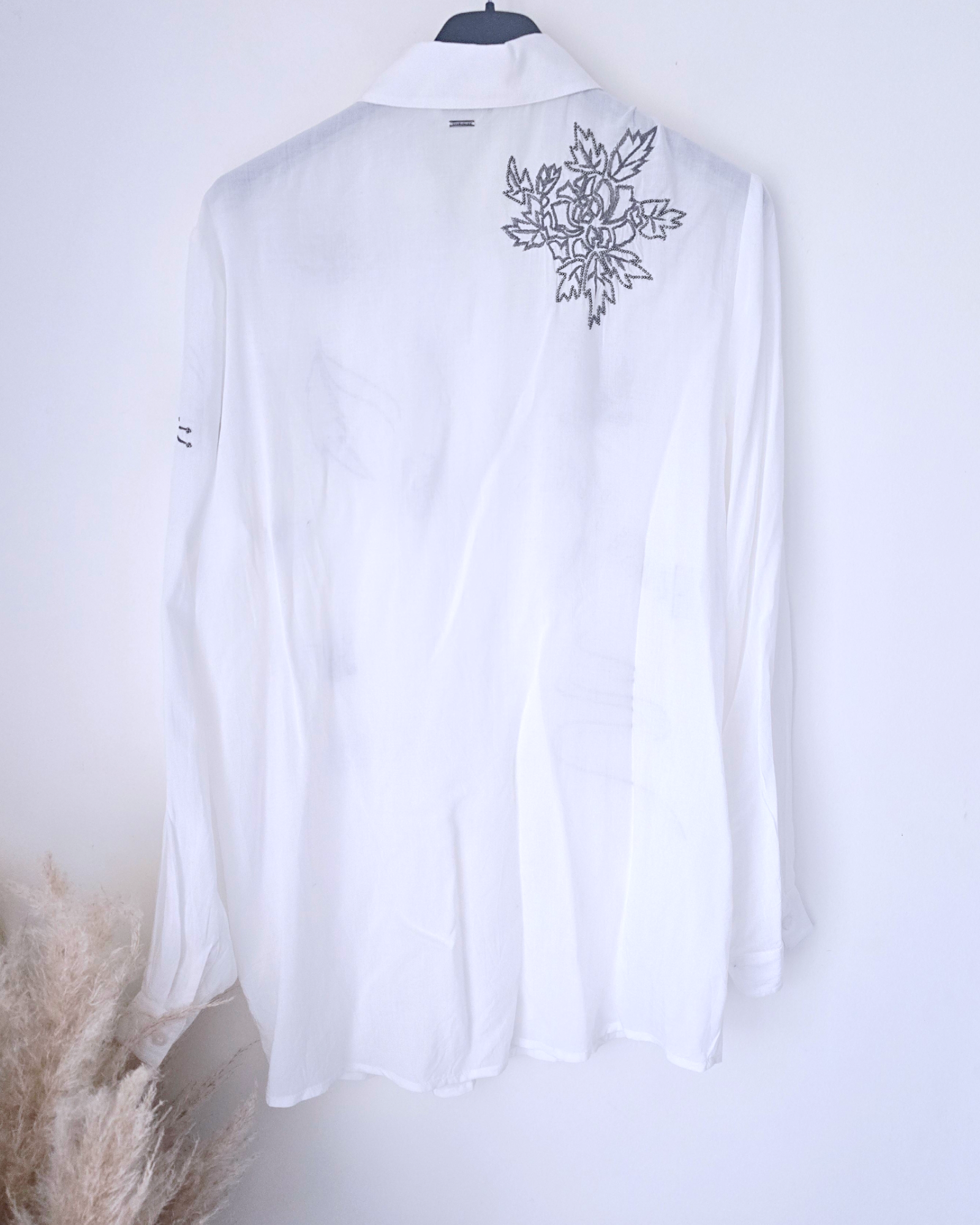 Chemise blanche à perles bijoux