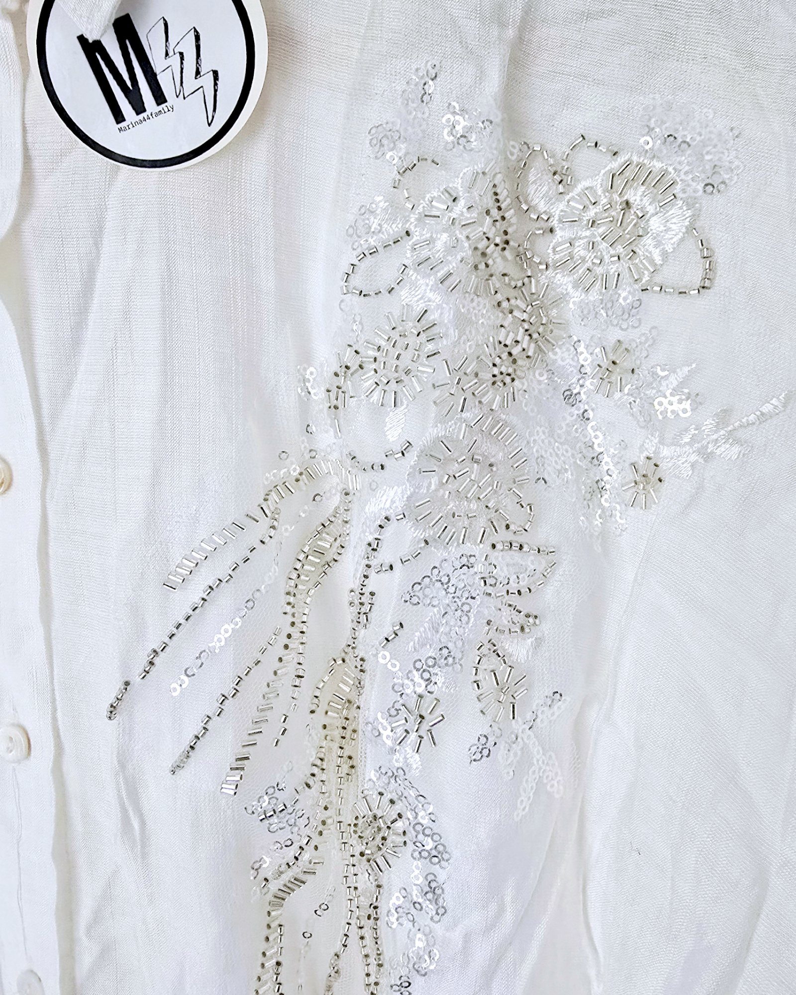 Chemise blanche à perles translucides - 𝐌𝐚𝐫𝐢𝐧𝐚𝟒𝟒𝐟𝐚𝐦𝐢𝐥𝐲