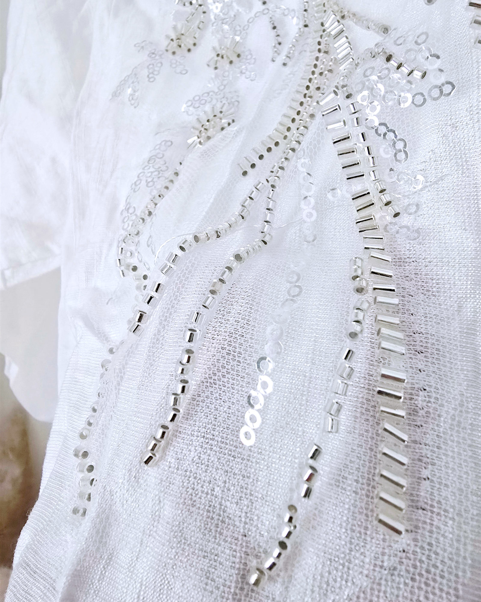 Chemise blanche à perles translucides - 𝐌𝐚𝐫𝐢𝐧𝐚𝟒𝟒𝐟𝐚𝐦𝐢𝐥𝐲