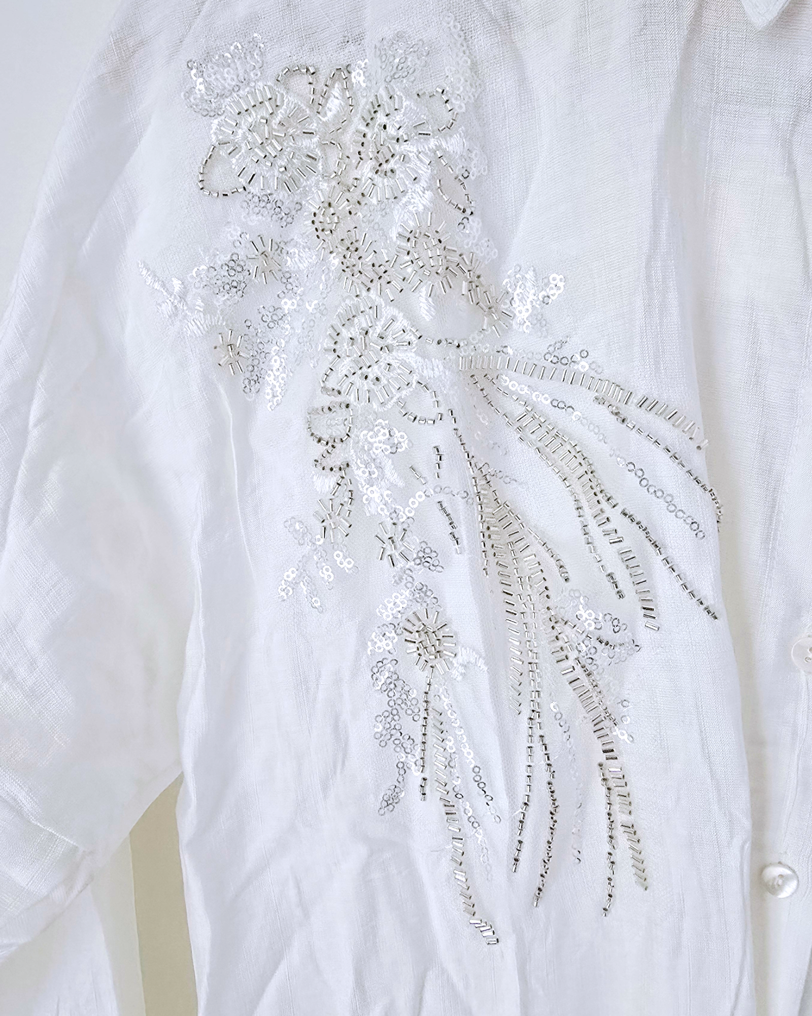 Chemise blanche à perles translucides - 𝐌𝐚𝐫𝐢𝐧𝐚𝟒𝟒𝐟𝐚𝐦𝐢𝐥𝐲