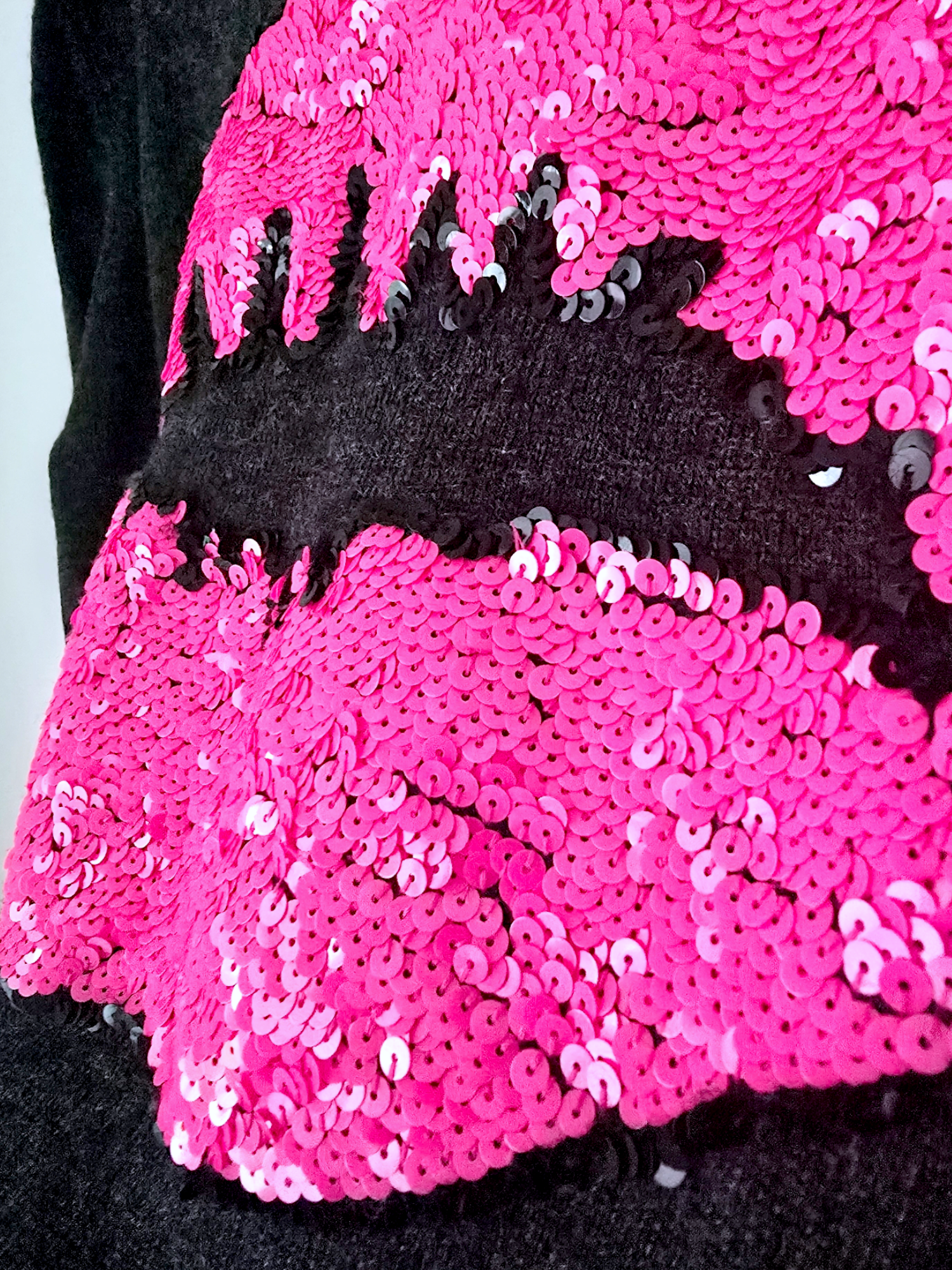 Pull bouche rose fluo