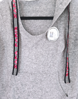 Pull gris à capuche