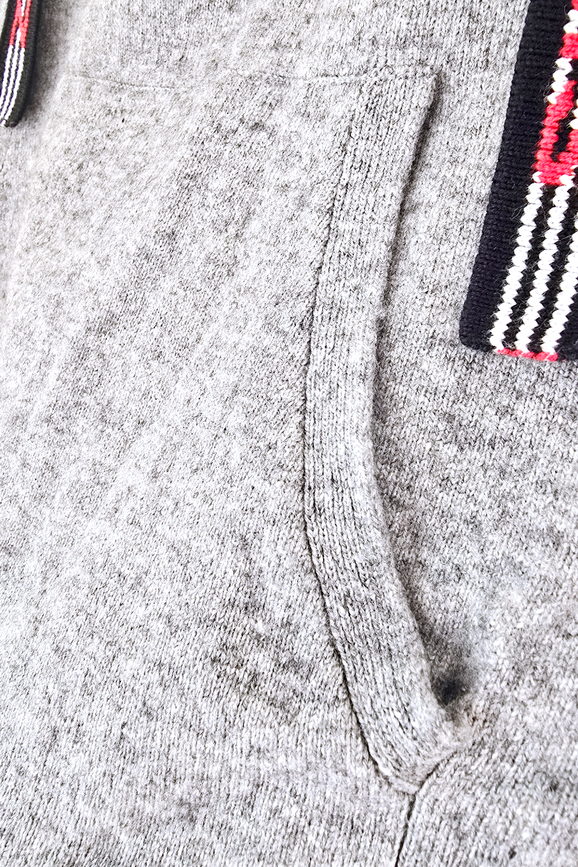 Pull gris à capuche