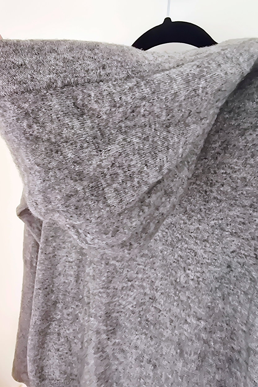 Pull gris à capuche
