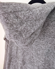 Pull gris à capuche