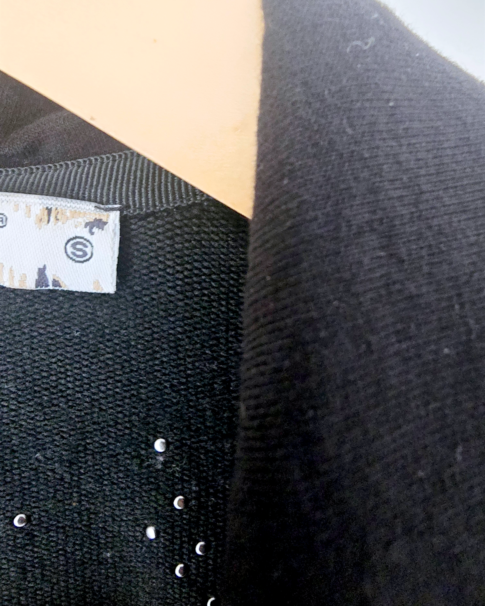 Veste cintrée noire cloutée