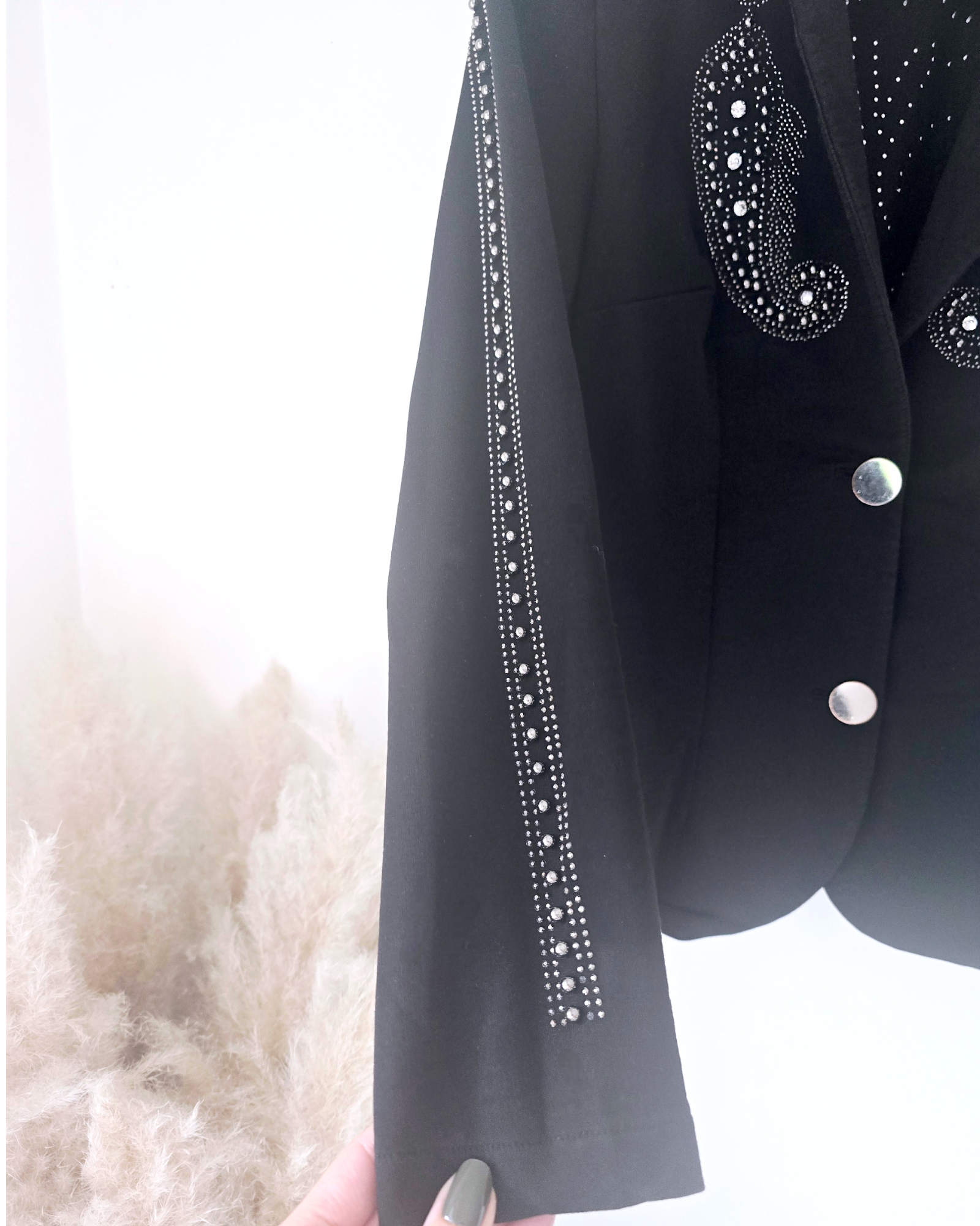 Veste cintrée noire cloutée