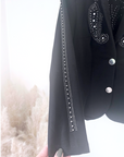Veste cintrée noire cloutée