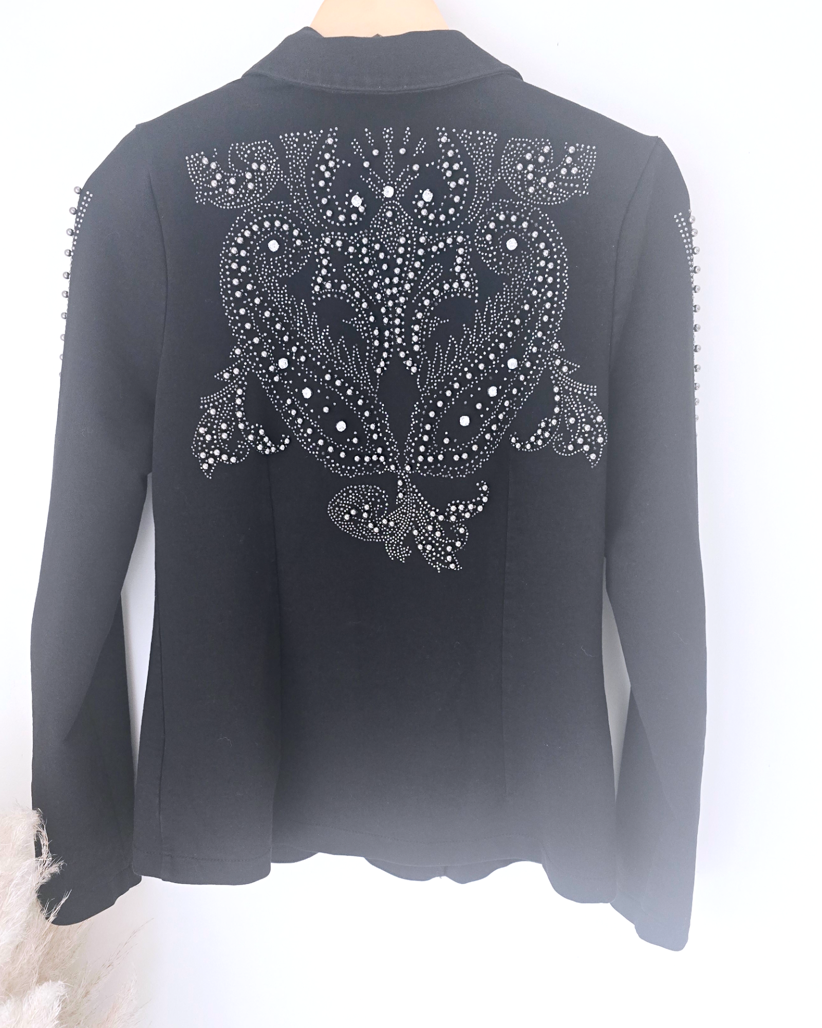Veste cintrée noire cloutée