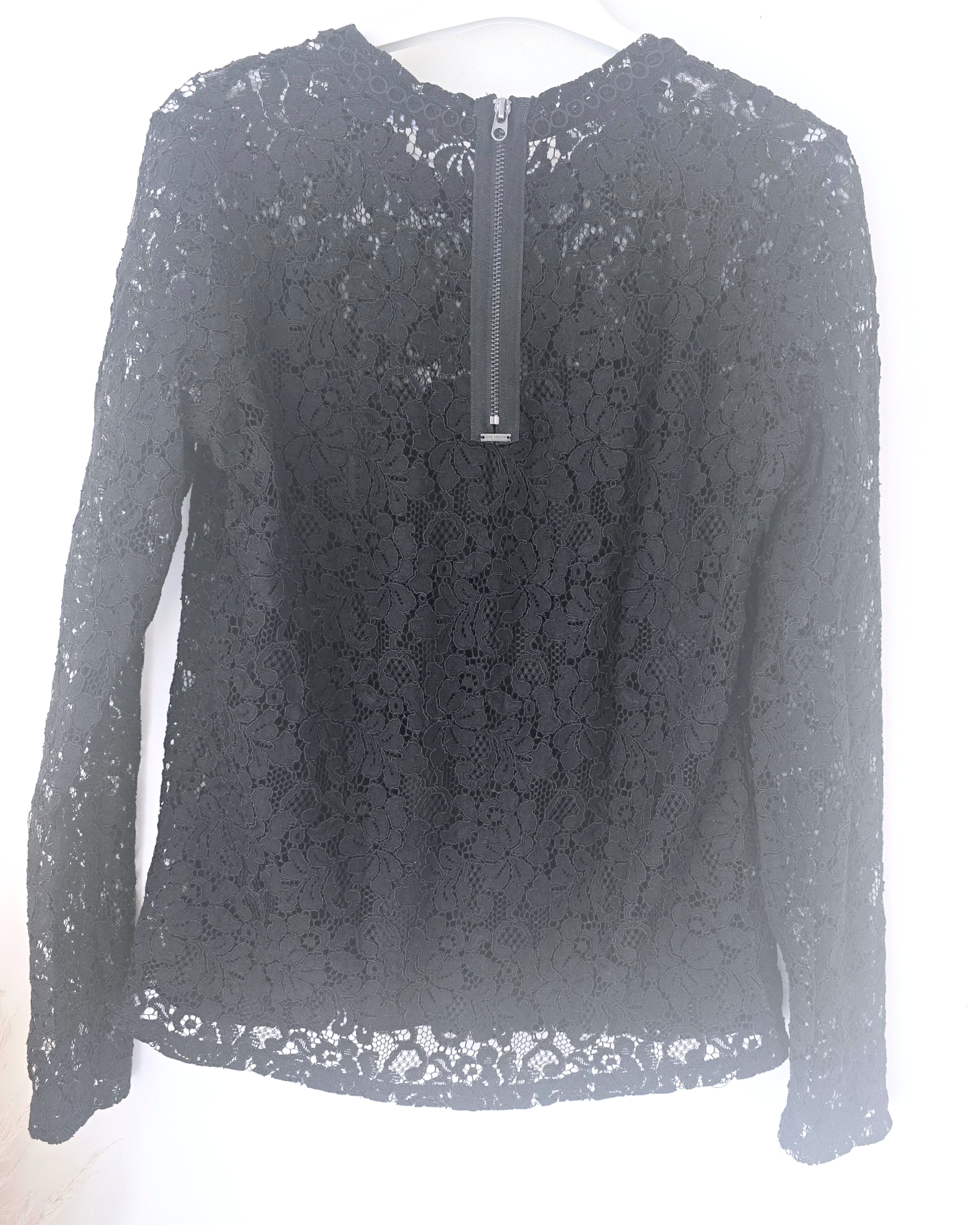 Haut noir en dentelle