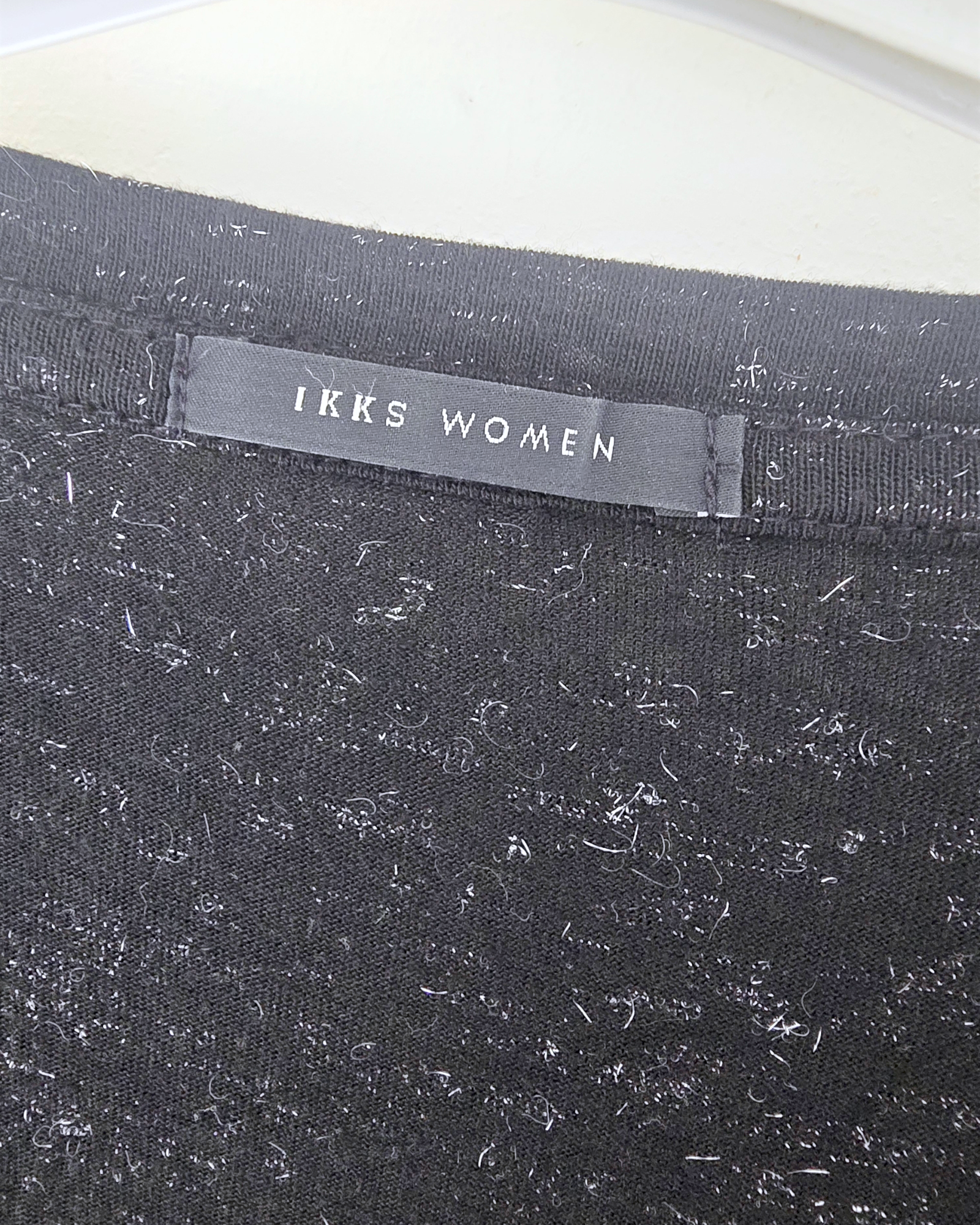 T-shirt noir avec perles bijoux