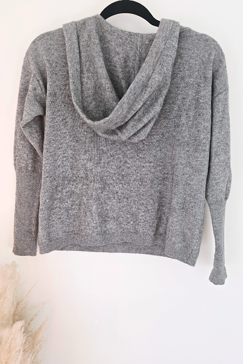 Pull gris à capuche