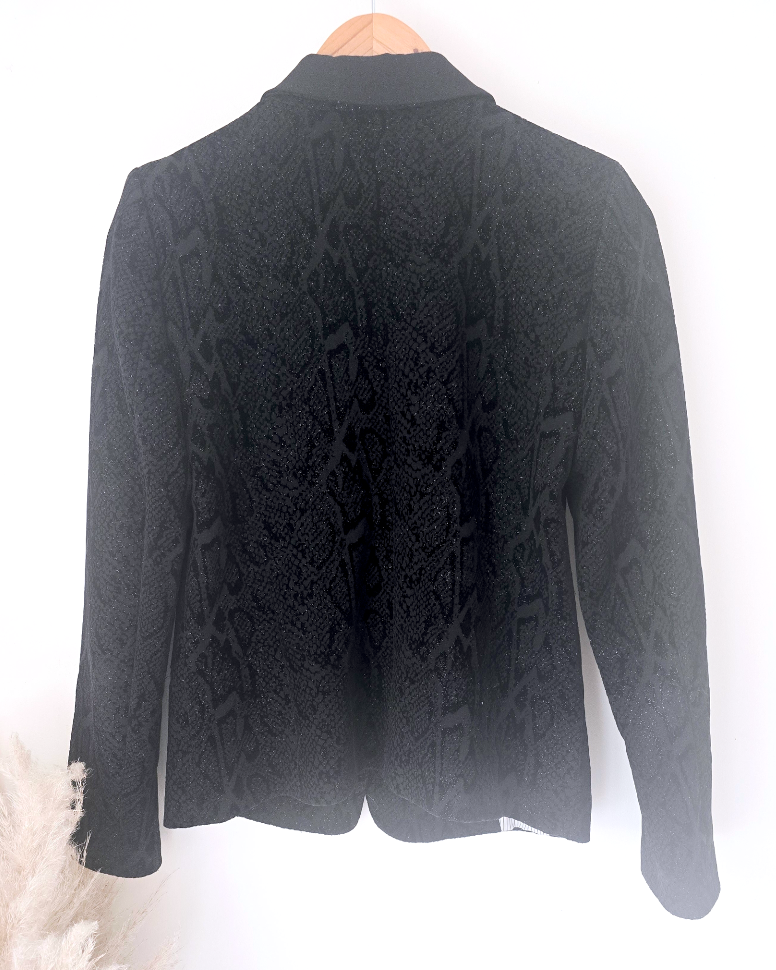 Veste noire velours ras à imprimé python scintillant