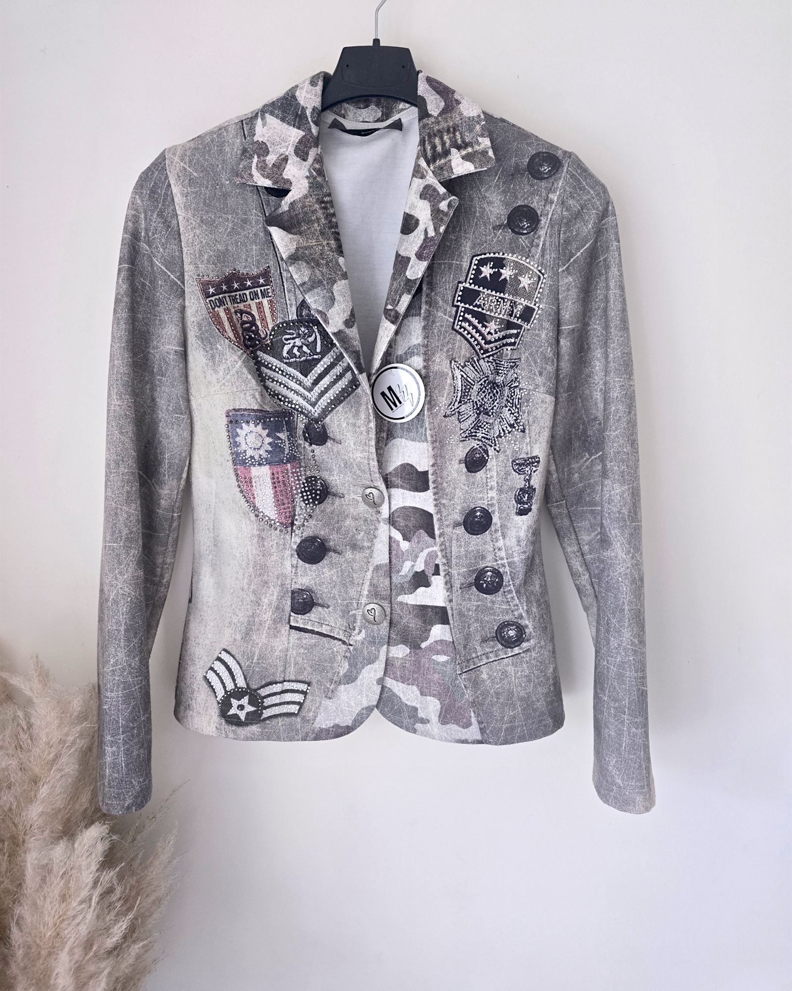 Veste cintrée esprit militaire avec strass