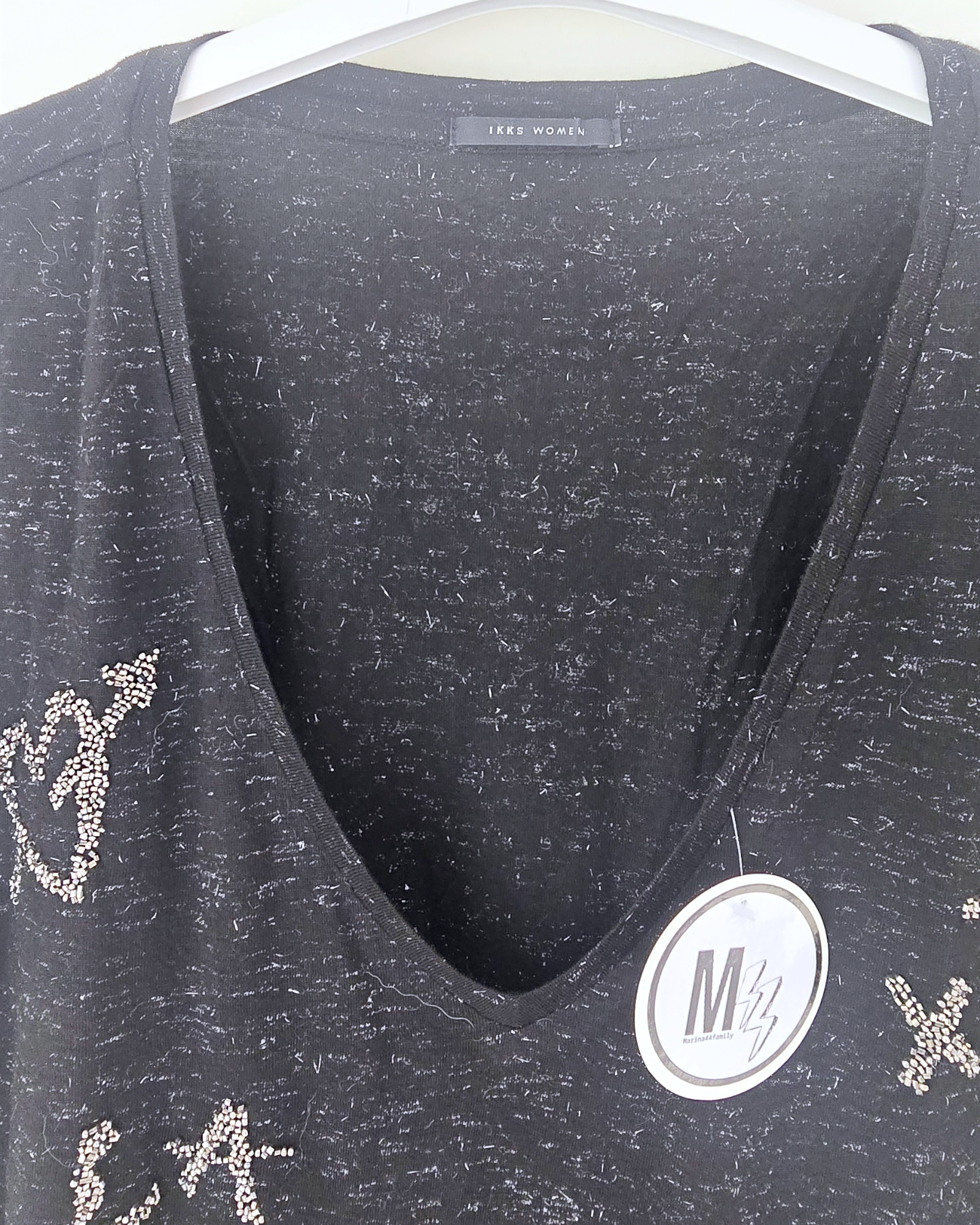 T-shirt noir avec perles bijoux