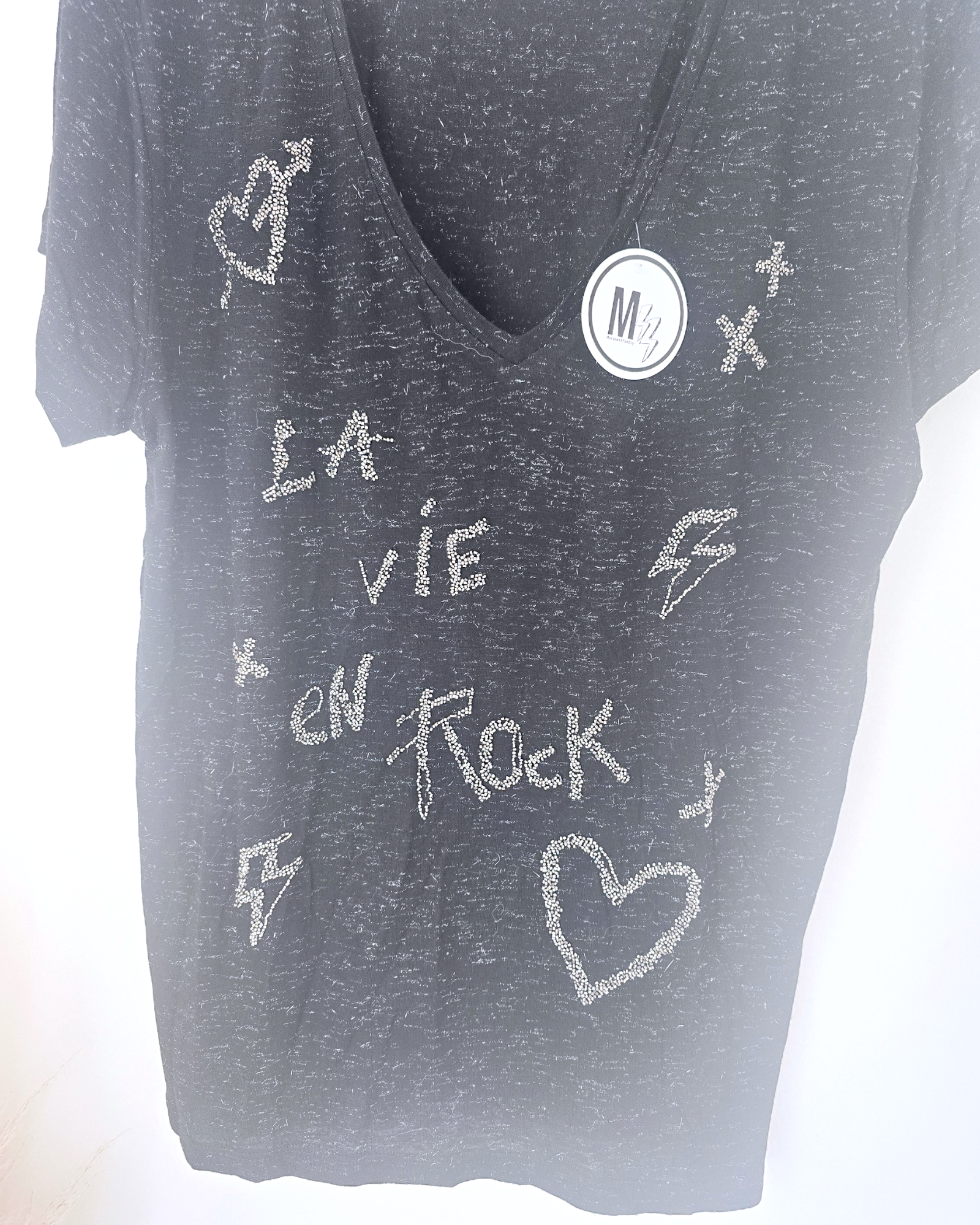 T-shirt noir avec perles bijoux