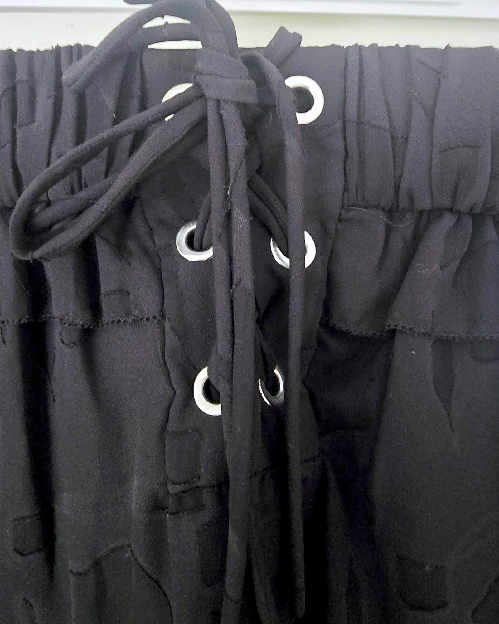 Jupe noire Carmel tissu en relief