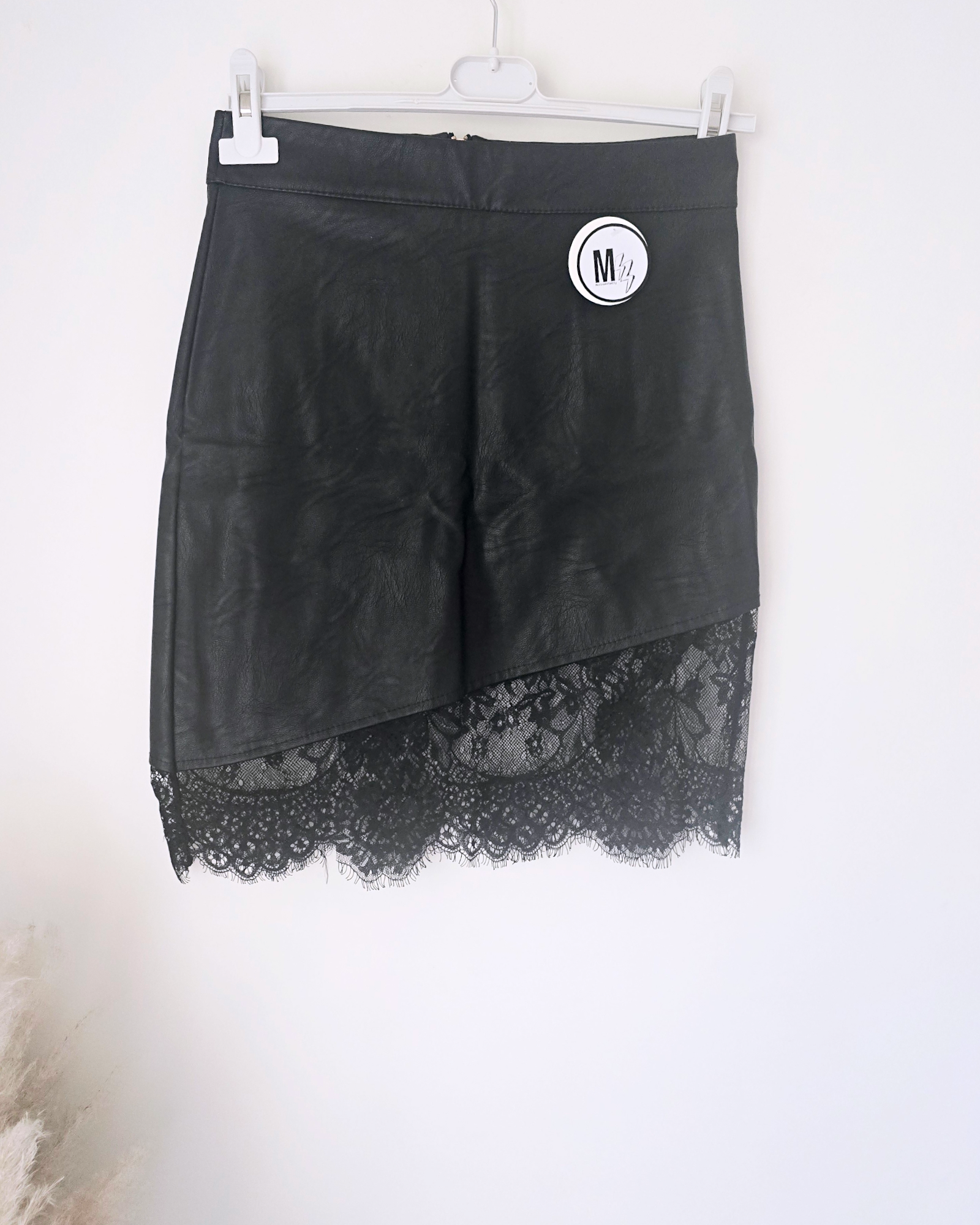 Jupe noire asymétrique avec dentelle