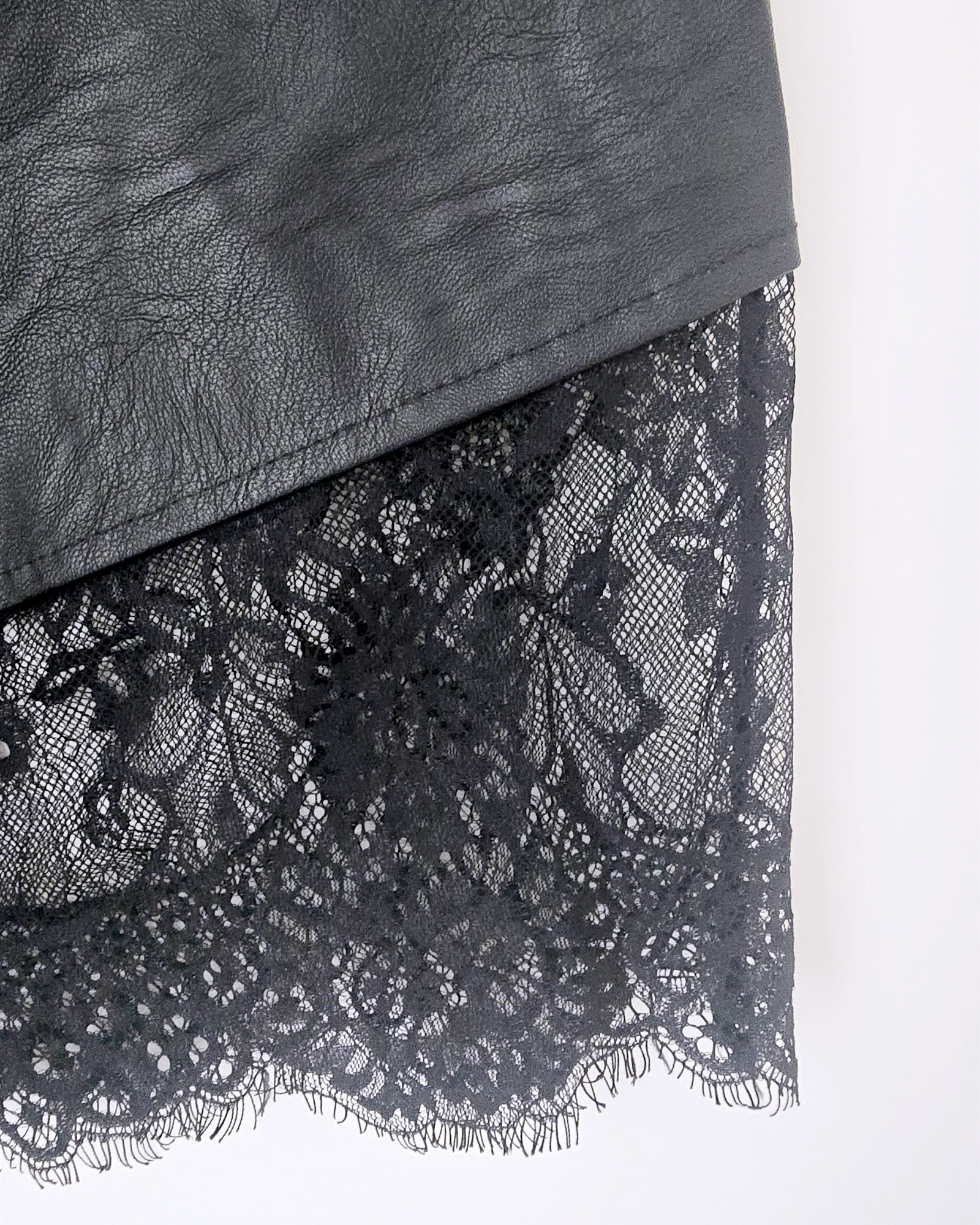 Jupe noire asymétrique avec dentelle