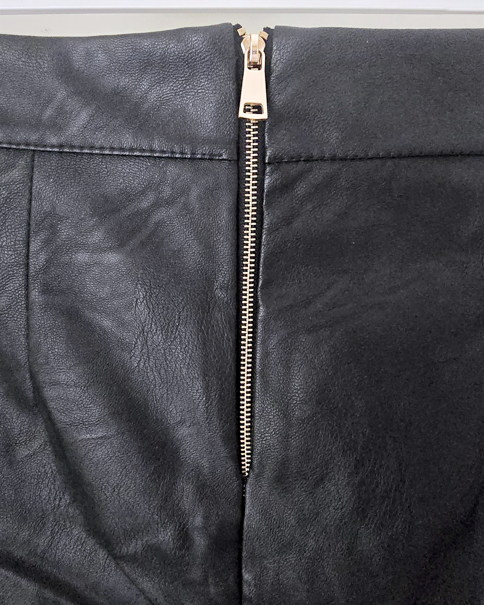 Jupe noire asymétrique avec dentelle