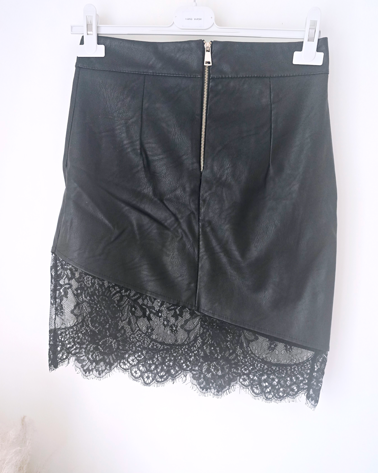 Jupe noire asymétrique avec dentelle