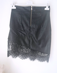 Jupe noire asymétrique avec dentelle