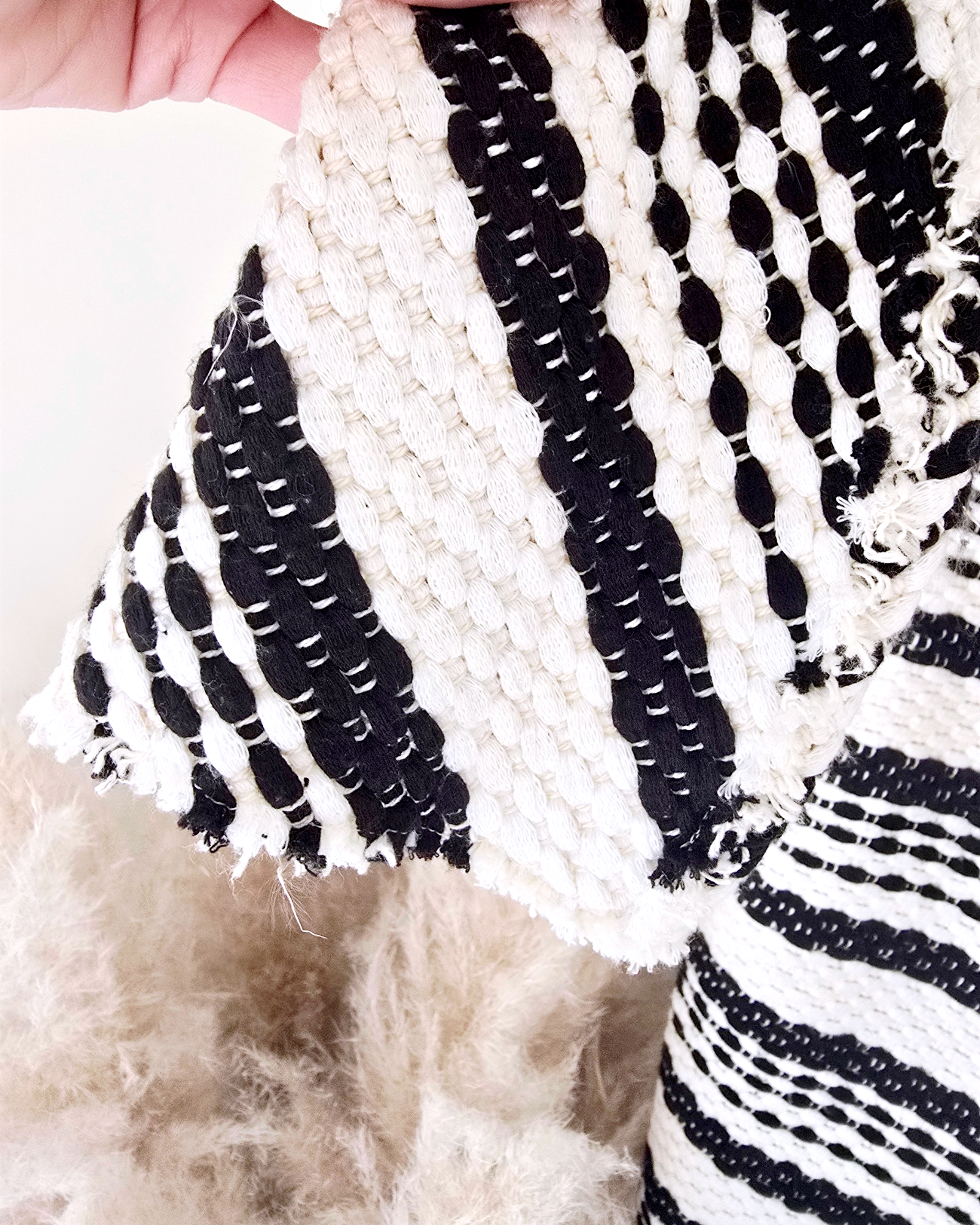 Gilet chaud ethnique noir et blanc - 𝐌𝐚𝐫𝐢𝐧𝐚𝟒𝟒𝐟𝐚𝐦𝐢𝐥𝐲